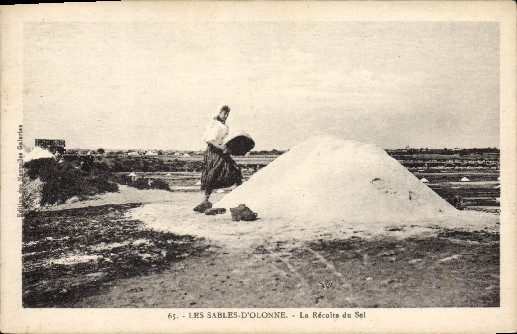 VINTAGE POSTCARD Folklore salt-water Marshes Sables d'Olonne the salt harvest