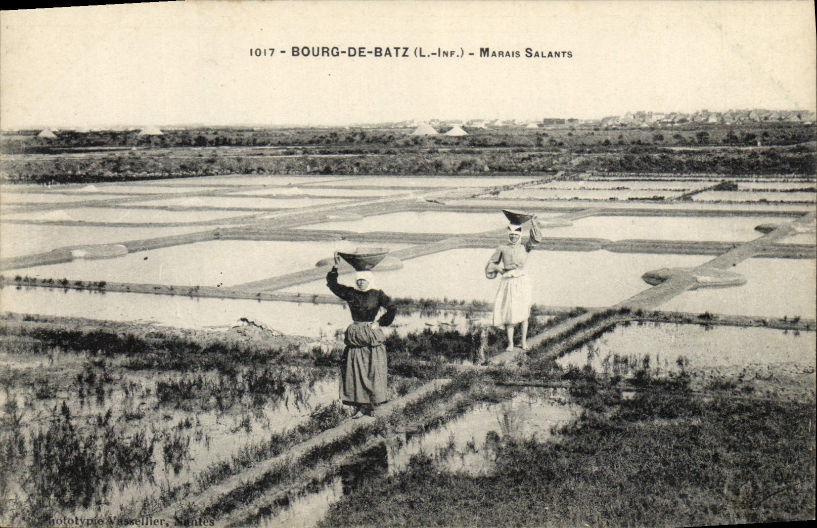 CPA Folklore Marais salants Bourg de Batz 