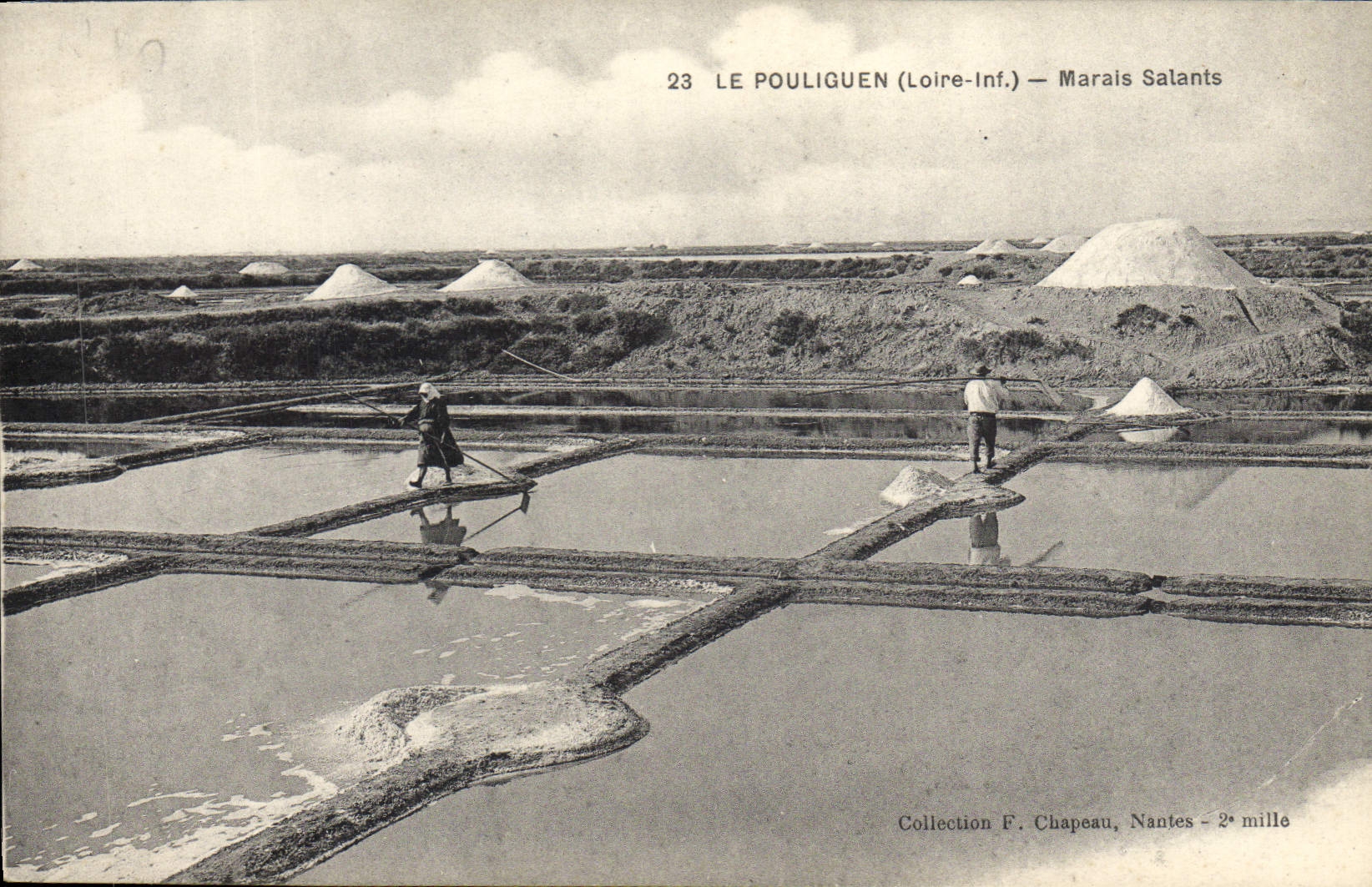 VINTAGE POSTCARD Folklore salt-water Marshes Pouliguen