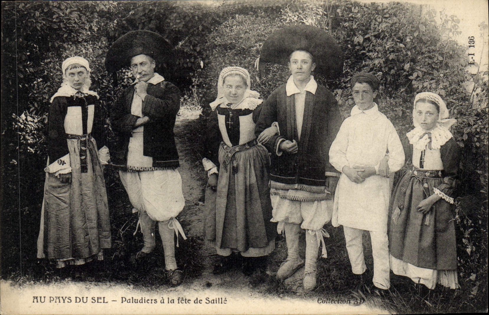 VINTAGE POSTCARD Folklore salt-water Marshes With the country of Salt Paludiers to the festival of Covers