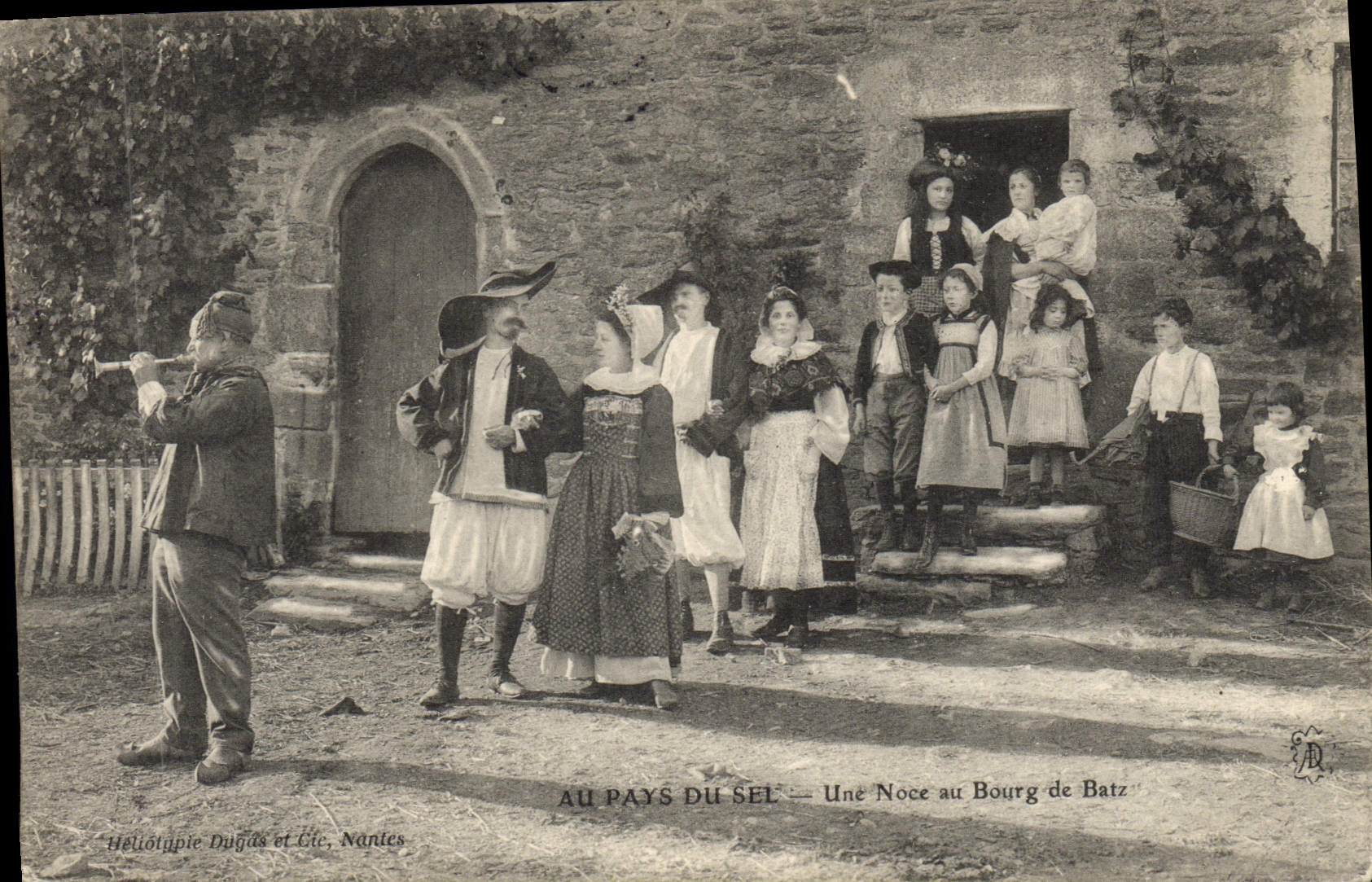 Pantanos del agua salada del folklore de la POSTAL de la VENDIMIA con el país de la sal una boda a la ciudad de Batz