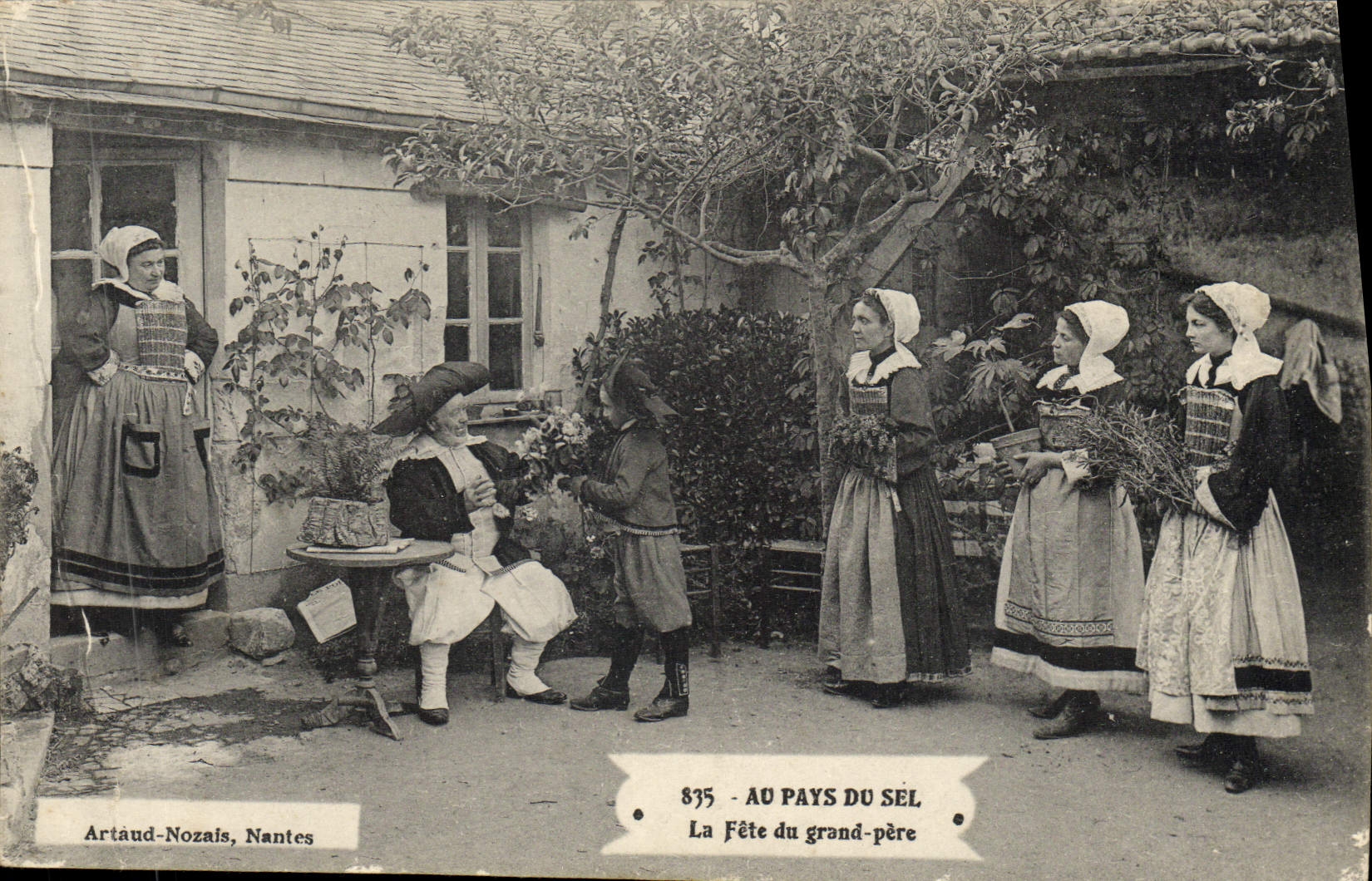 CPA Folklore Marais salants Au pays du sel La fete de grand pere