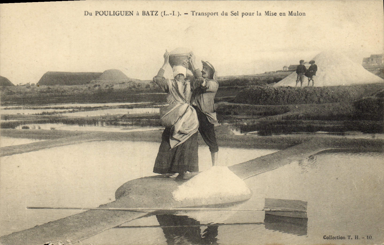 CPA Folklore Marais salants De Pouliguen a Batz Transport du sel pour la mise en mulon