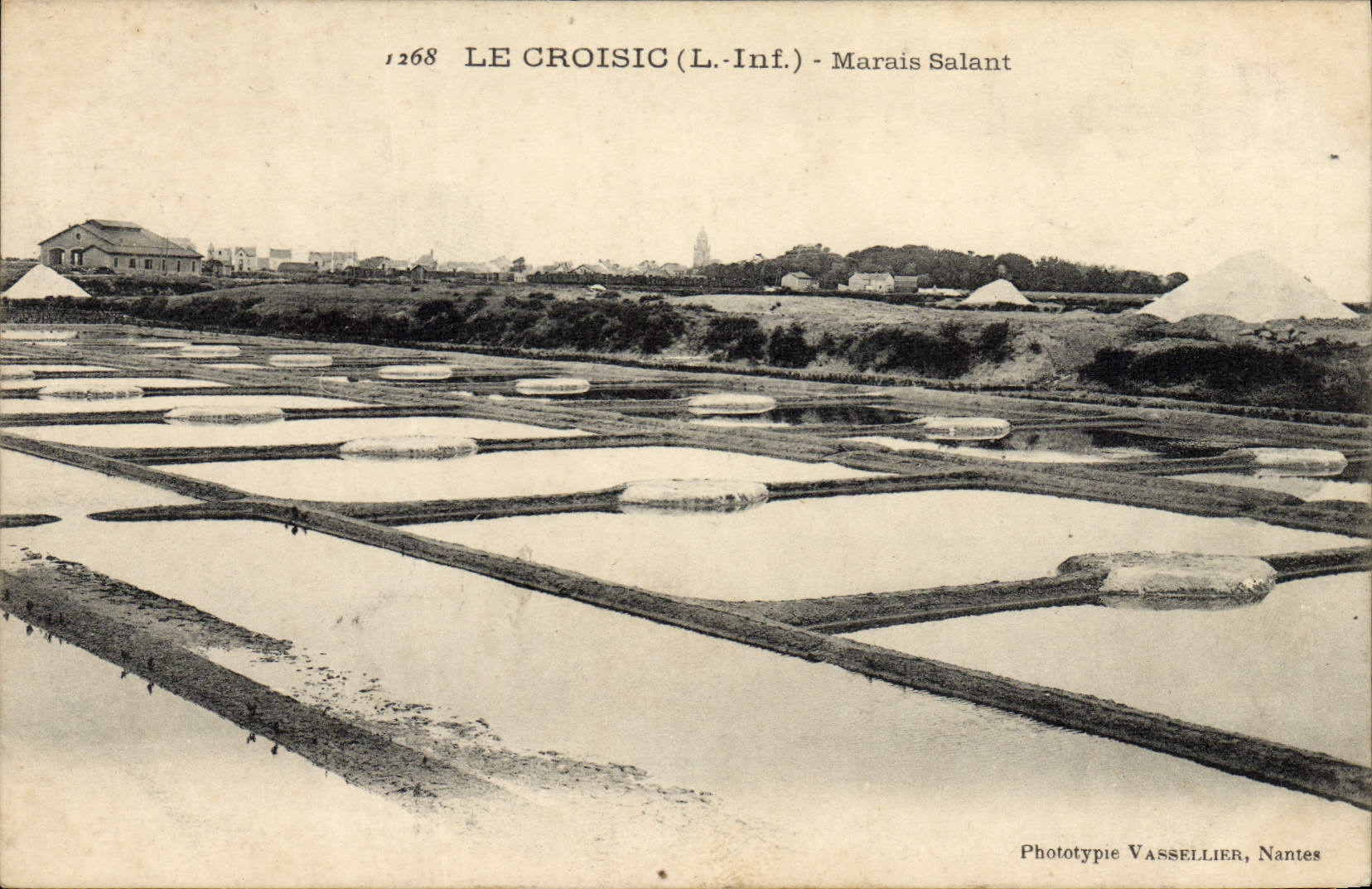 CPA Folklore Marais salants Le Croisic