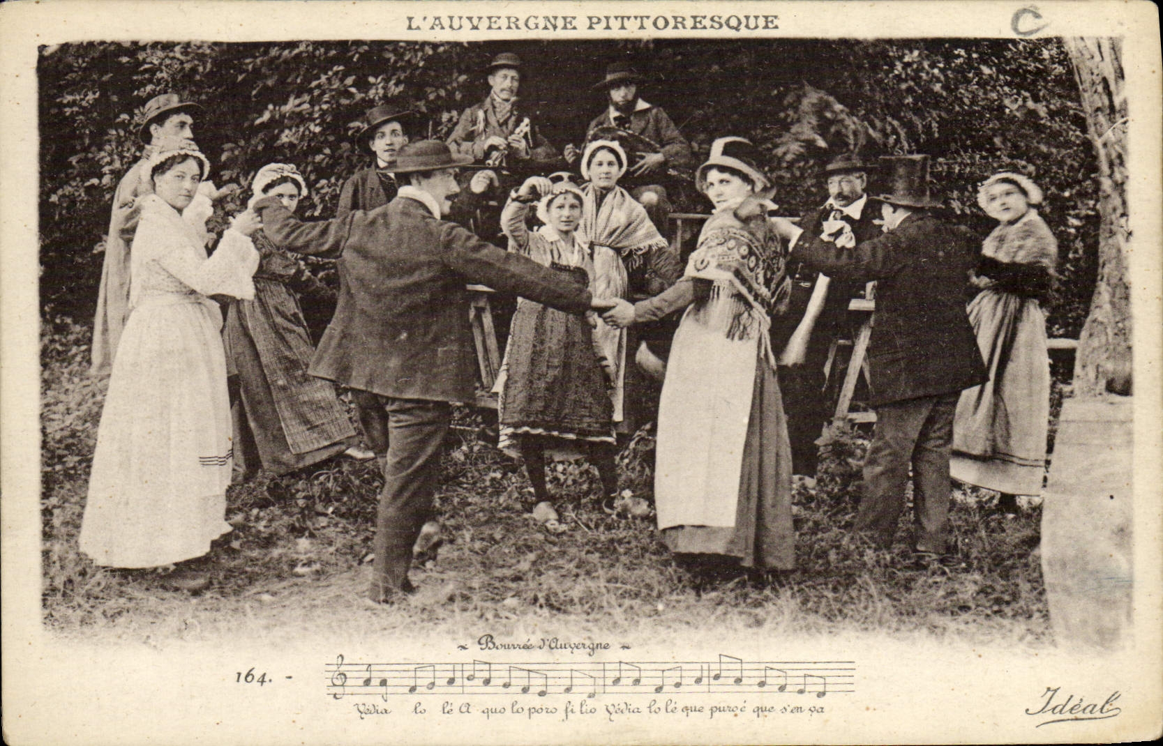 CPA Folklore Auvergne La bourree