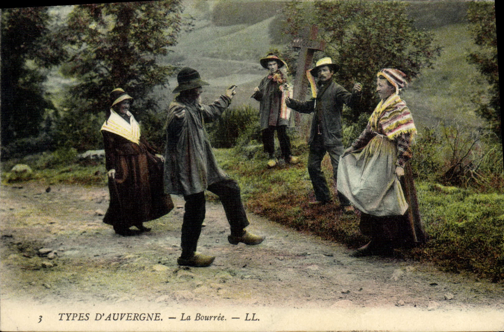 CPA Folklore Auvergne La bourree