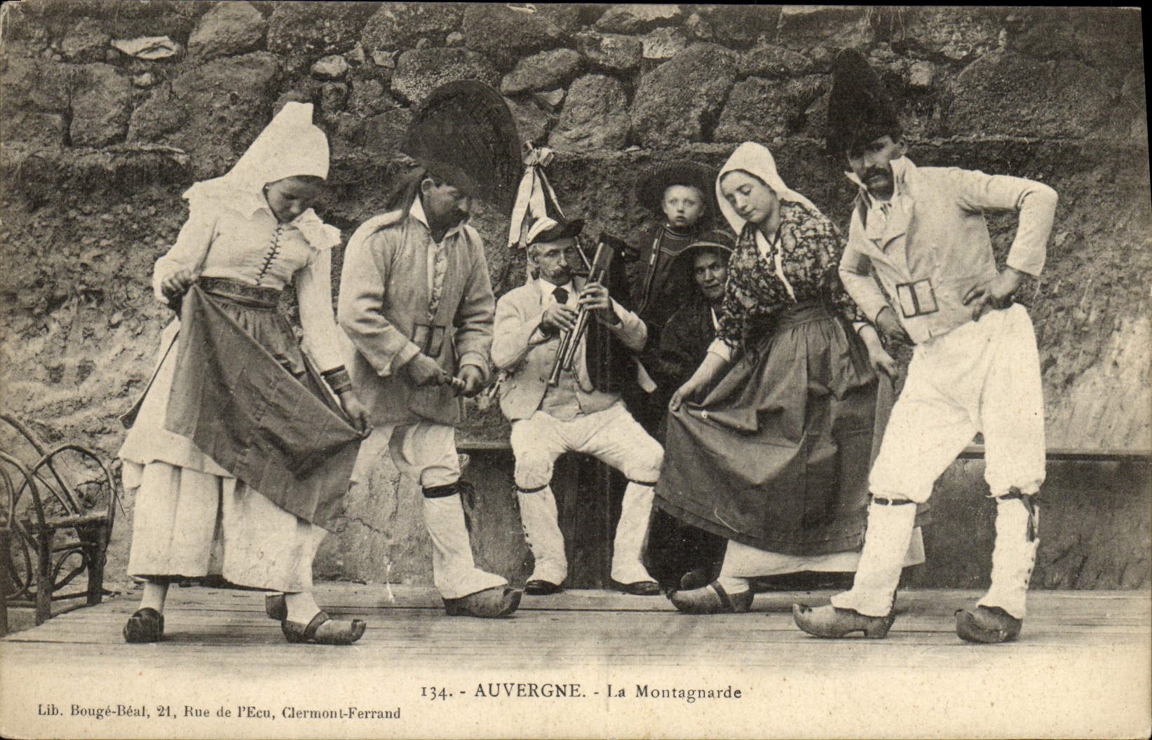 VINTAGE POSTCARD Auvergne Folklore Montargnade