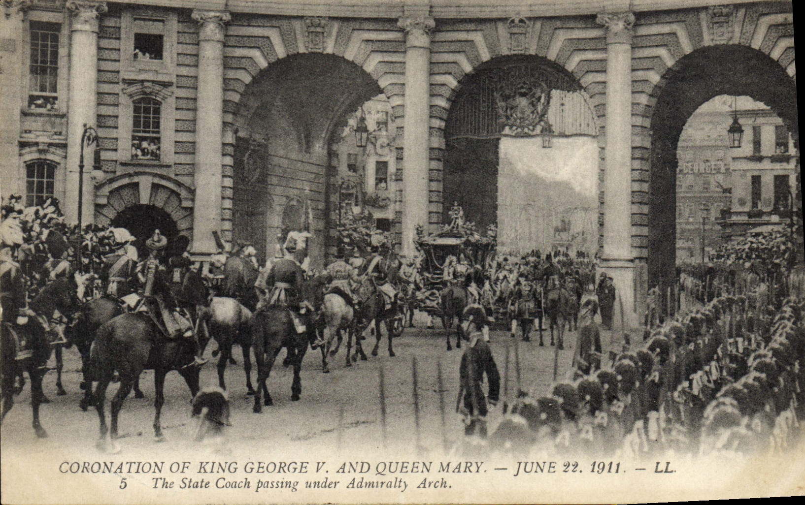 Coronación de la POSTAL de la VENDIMIA de rey George V y de Queen Mary 22 de junio de 1911 el coche del estado que pasa debajo del arco del Ministerio de marina