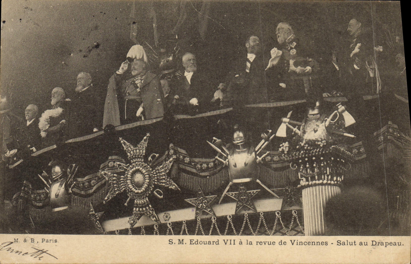 CPA SM Edouard VII a la revue de Vincennes Salut au drapeau
