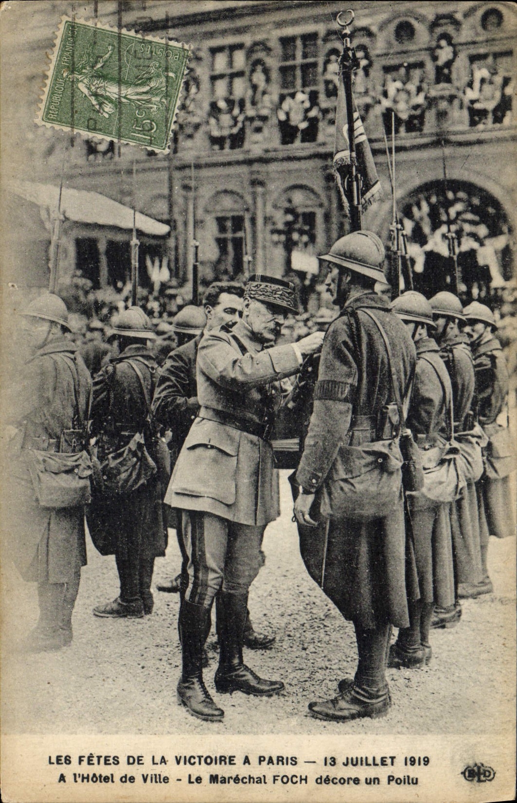 Los festivales de Medaille de la POSTAL de la VENDIMIA del Victoire tienen París el 13 de julio de 1919 con el ayuntamiento que el mariscal de Foch adorna melenudo