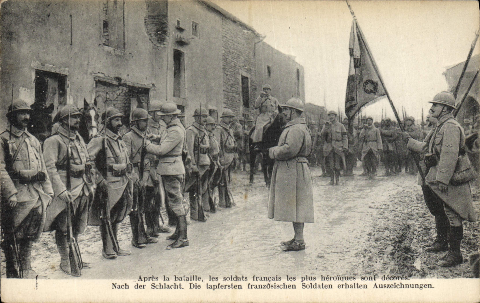CPA Medaille Apres la bataille Militaria