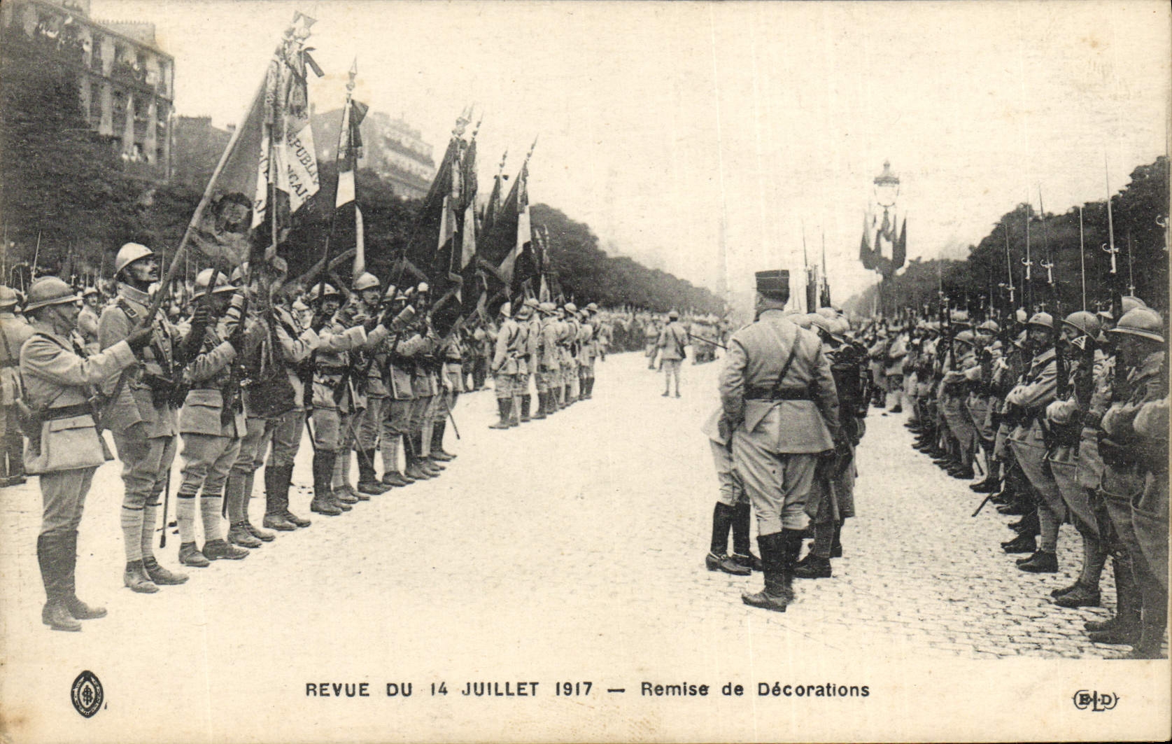 CPA Medaille Revue du 14 juillet 1917 Remise de decorations