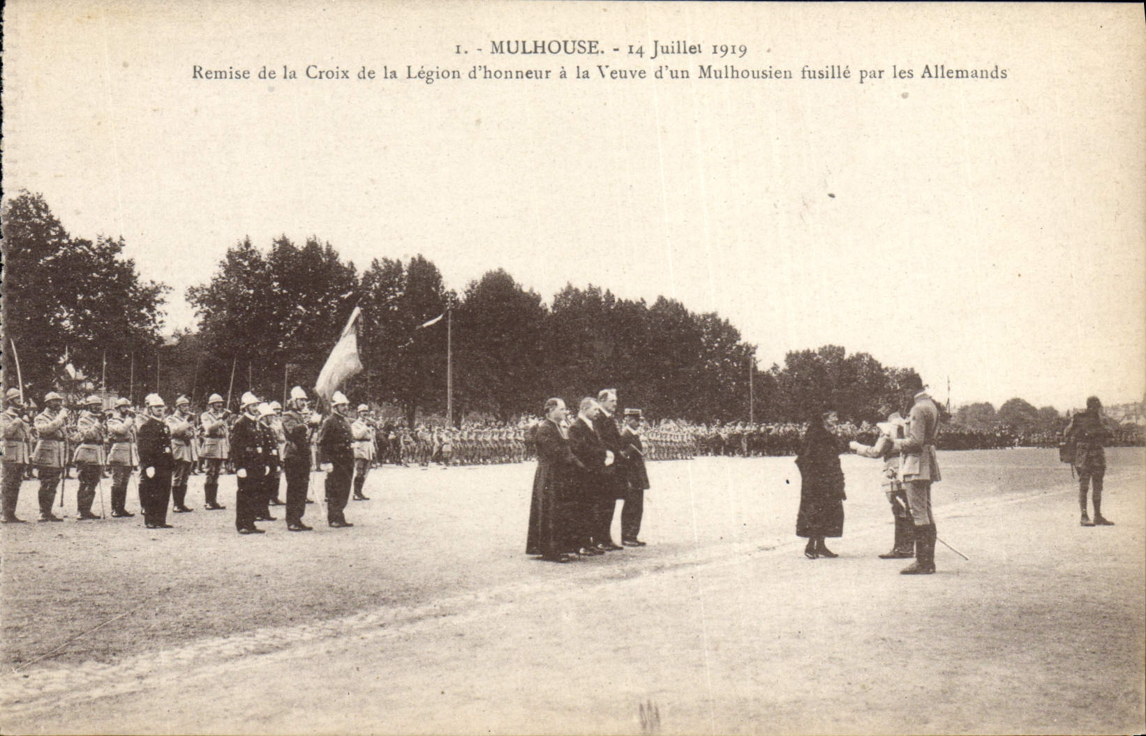 CPA Medaille Mulhouse 14 juillet 1919 Remise de la Croix de la Legion d'honneur a la veuve d'un mulhousien