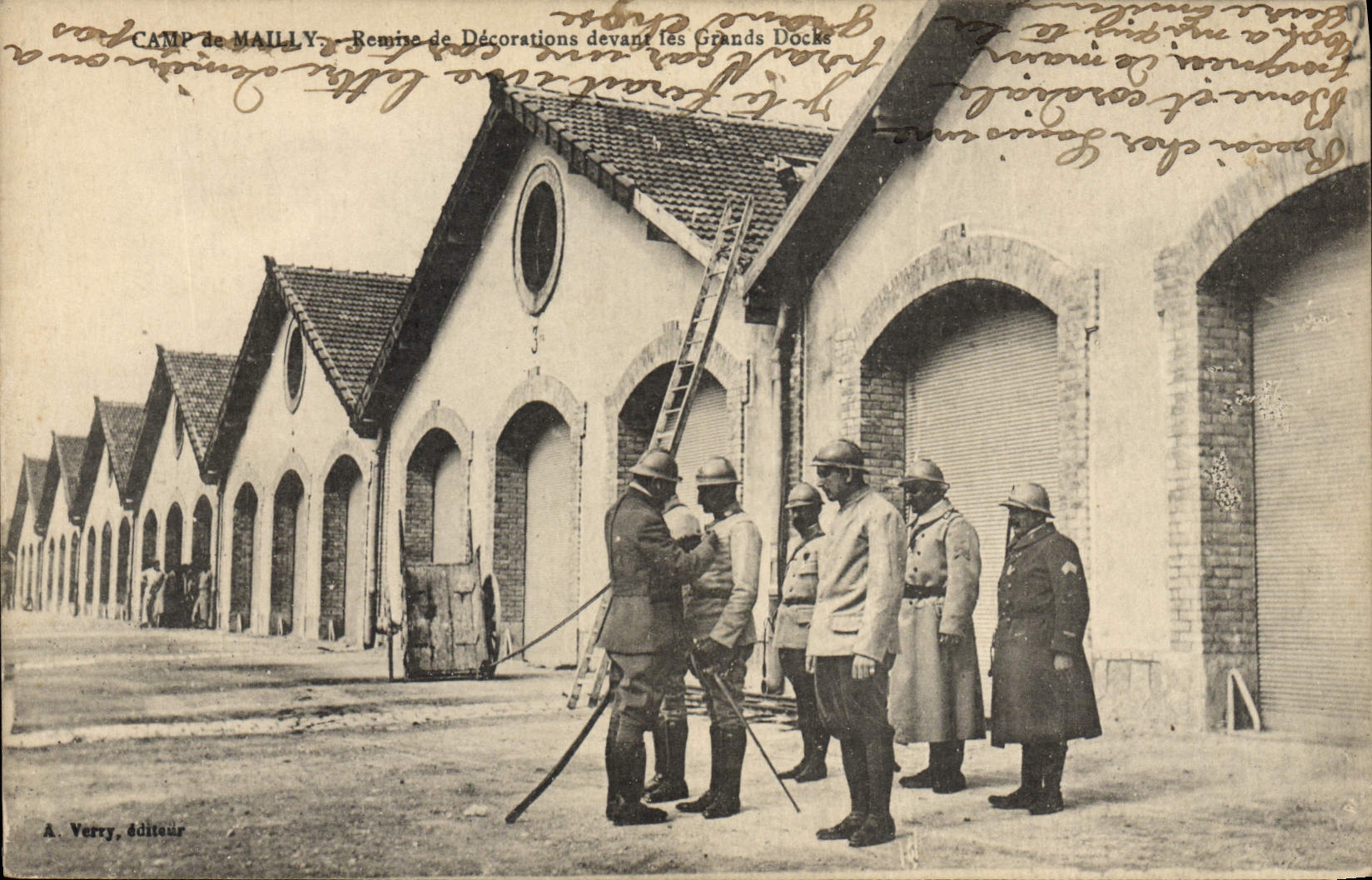 CPA Medaille Camp de Mailly Remise de decorations devant les grands docks