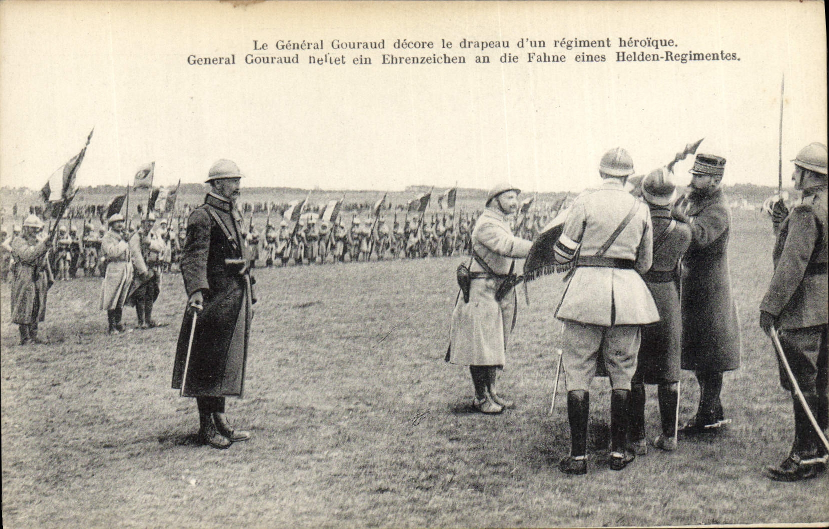 CPA Medaille Le general Gouraud decore le drapeau d'un regiment heroique Militaria