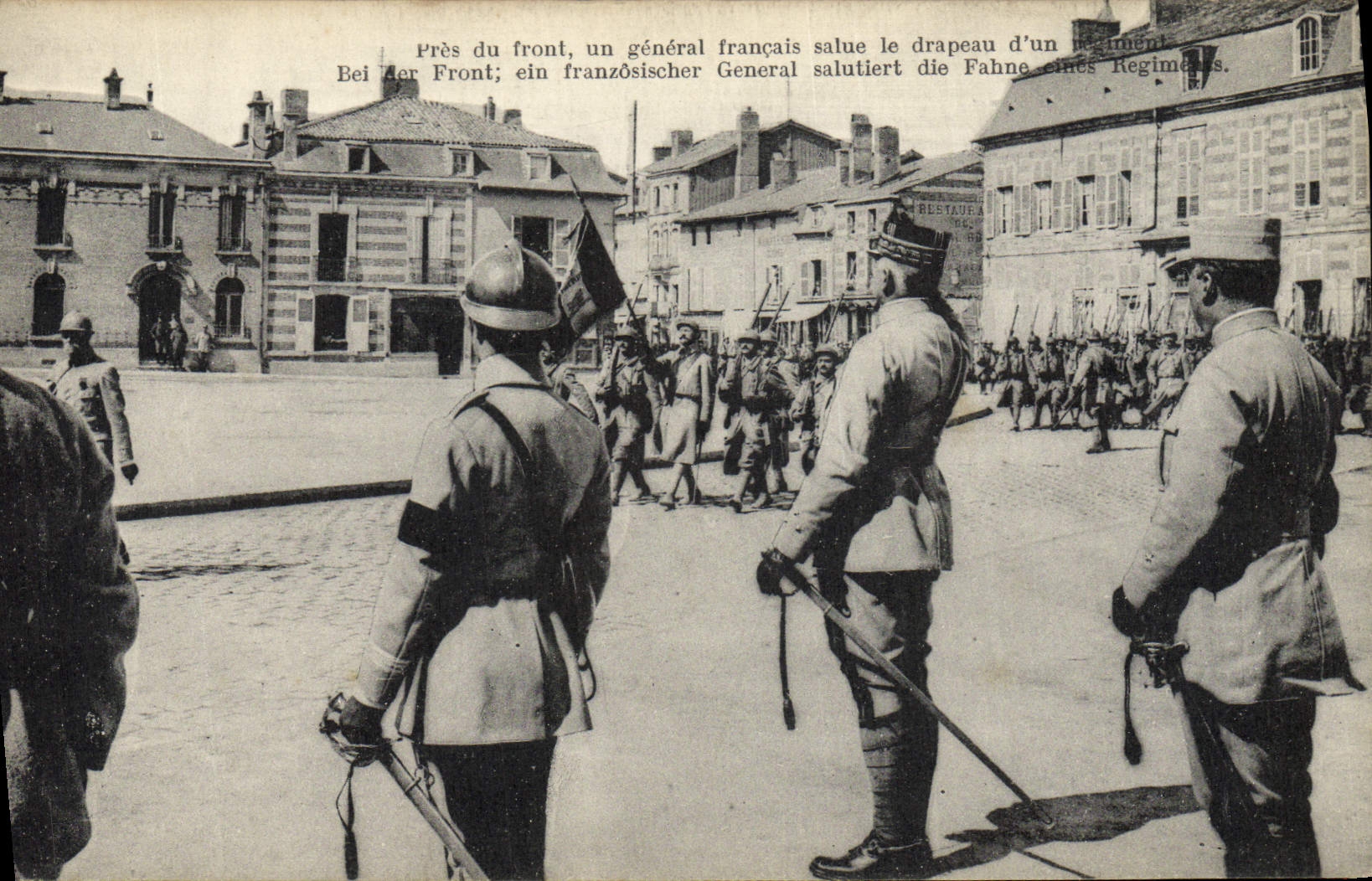 CPA Medaille Pres du front un general francais salue le drapeau Militaria