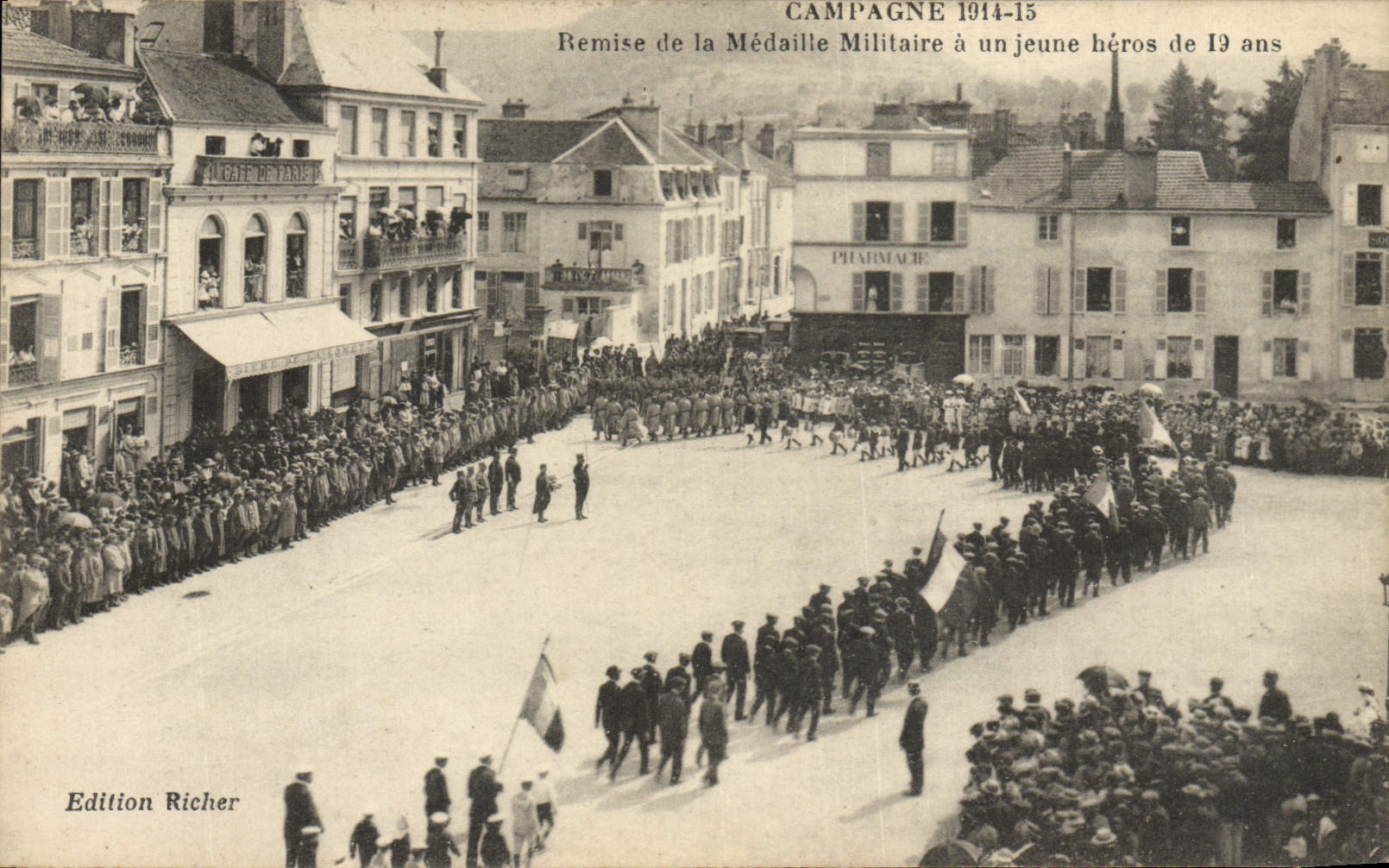 CPA Medaille Remise de la medaille militaire a un jeune heros de 19 ans Militaria