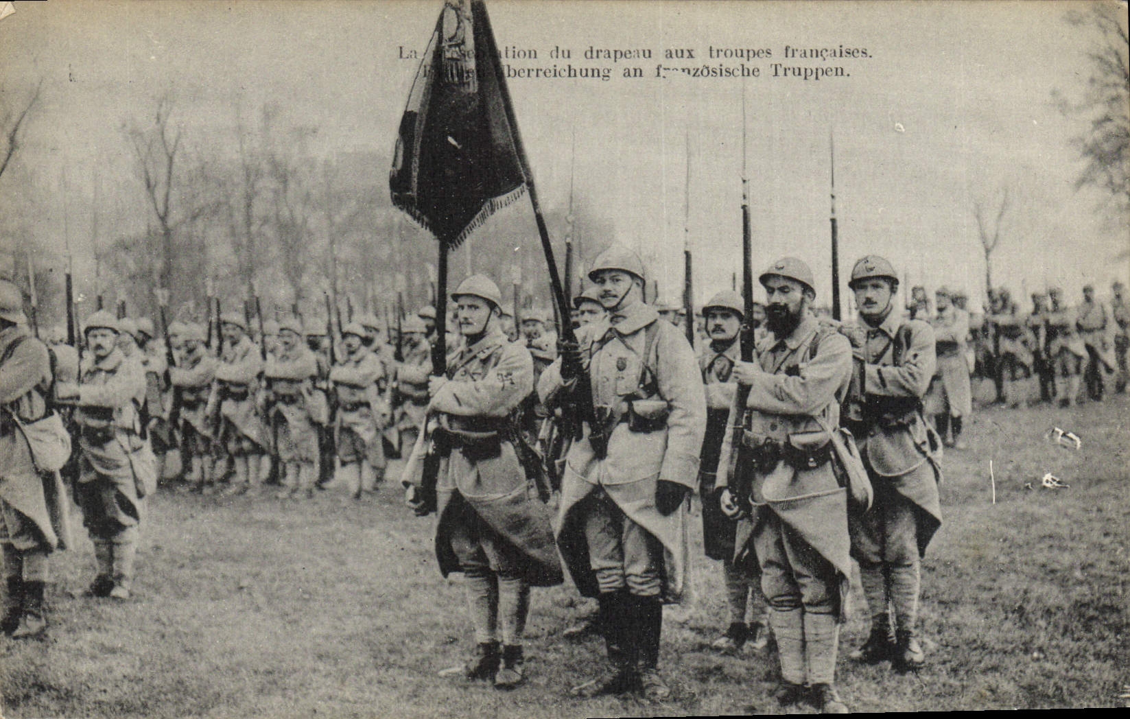 CPA Medaille Decoration du drapeau aux troupes francaises Militaria