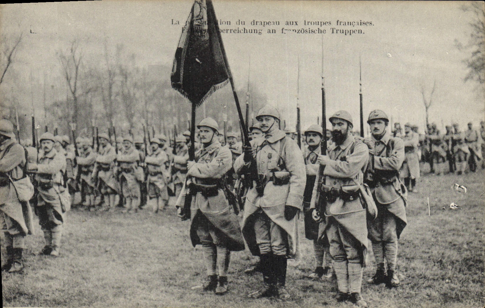 CPA Medaille Presentation du drapeau aux troupes francaises Militaria