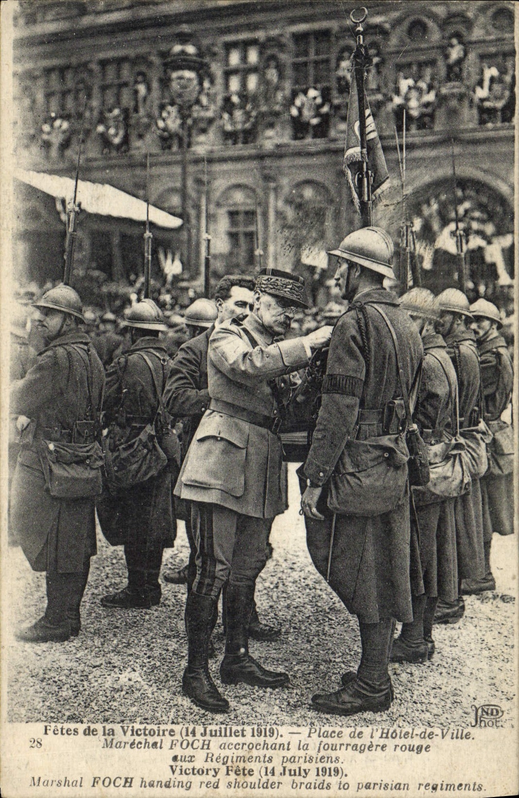 CPA Medaille Fetes de la victoire 14 juillet 1919 Place de l'hotel de ville Marechal Foch accrochant fouragere Paris