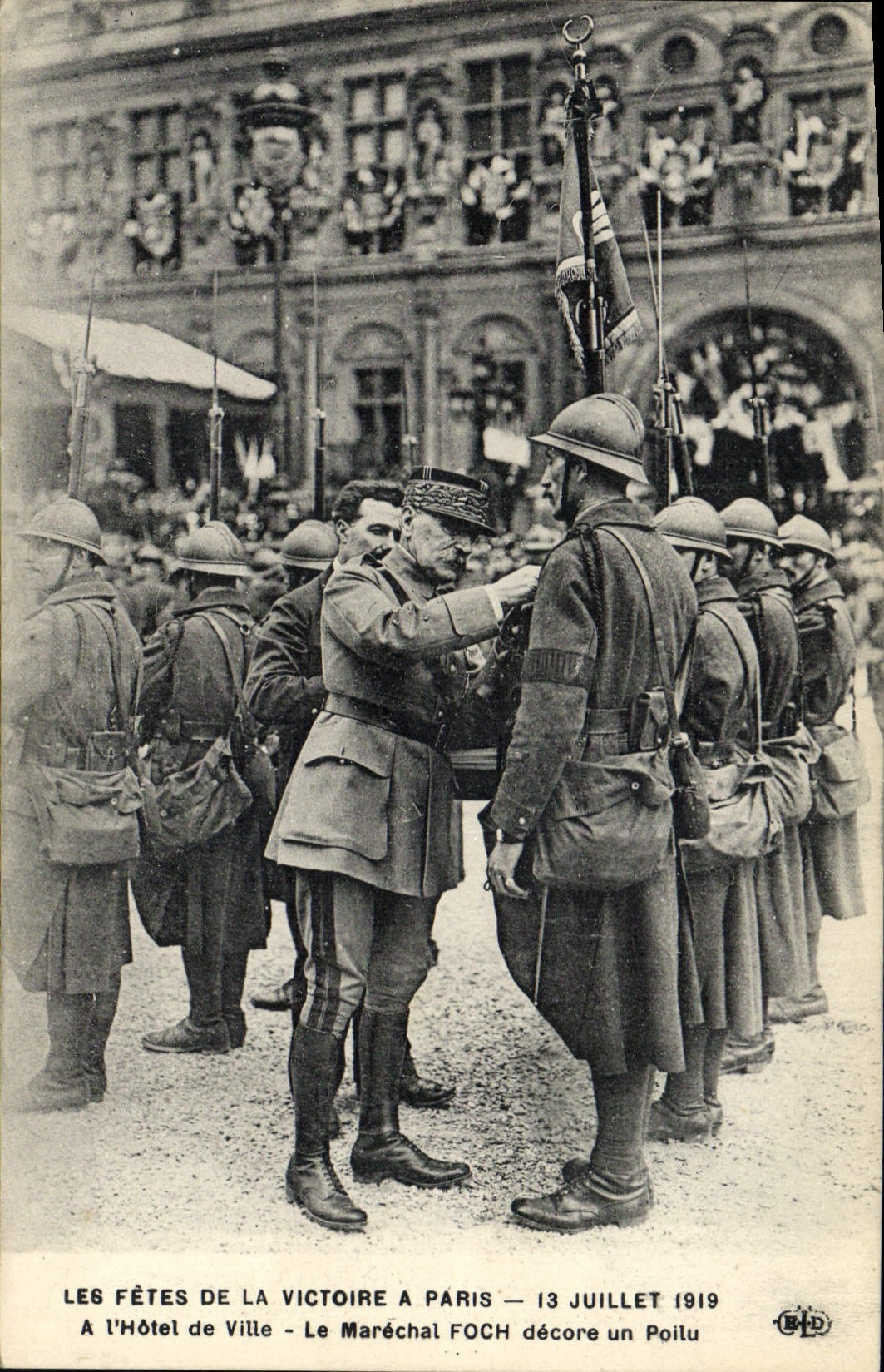 CPA Medaille Fetes de la Victoire a Paris 13 juille t1919 A l'hotel de ville Paris Le marechal Foch decore un poilu