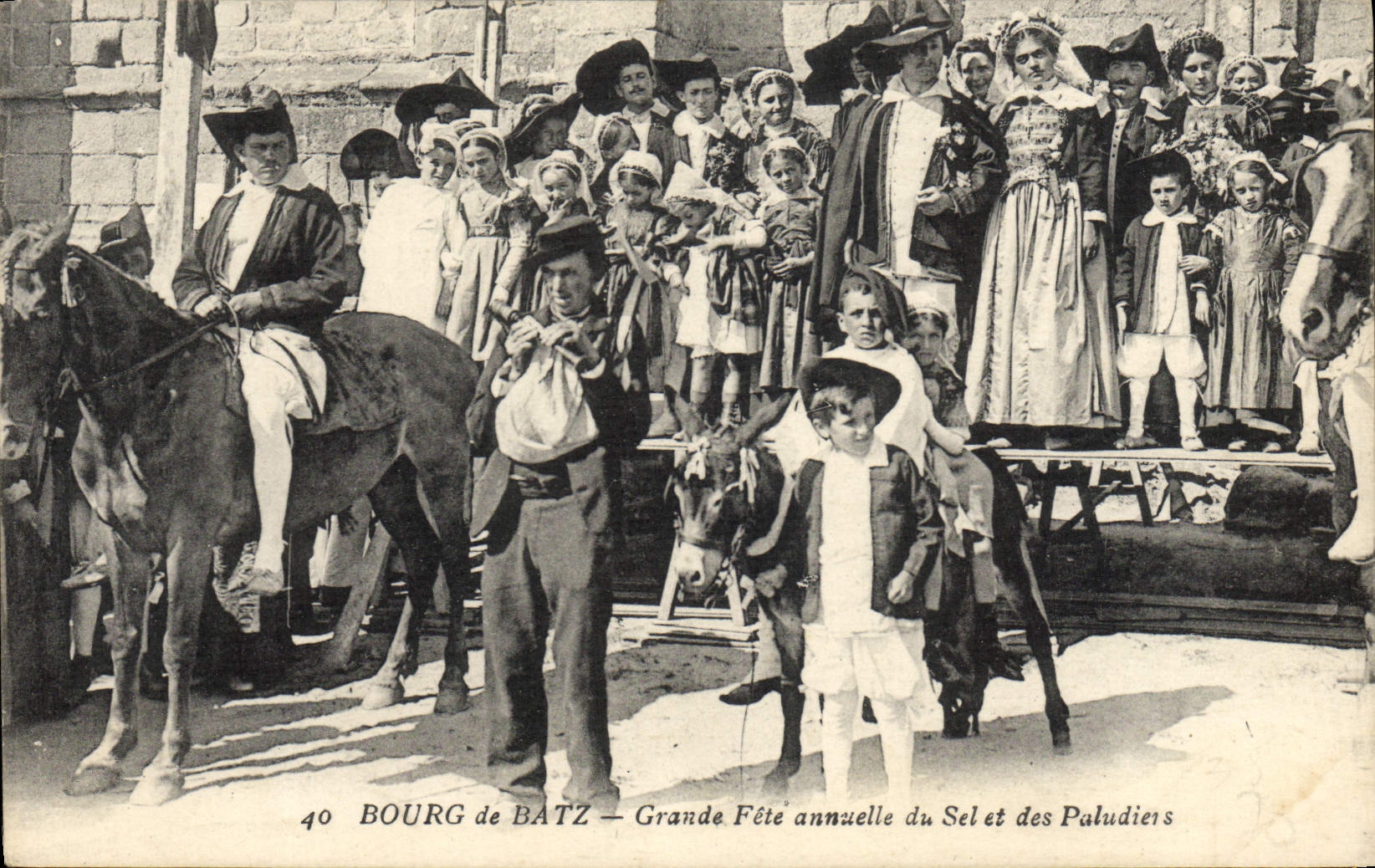 CPA Folklore Marais Salants Bourg de Batz Grande fete annuelle du sel et des paludiers Ane Mule Enfant