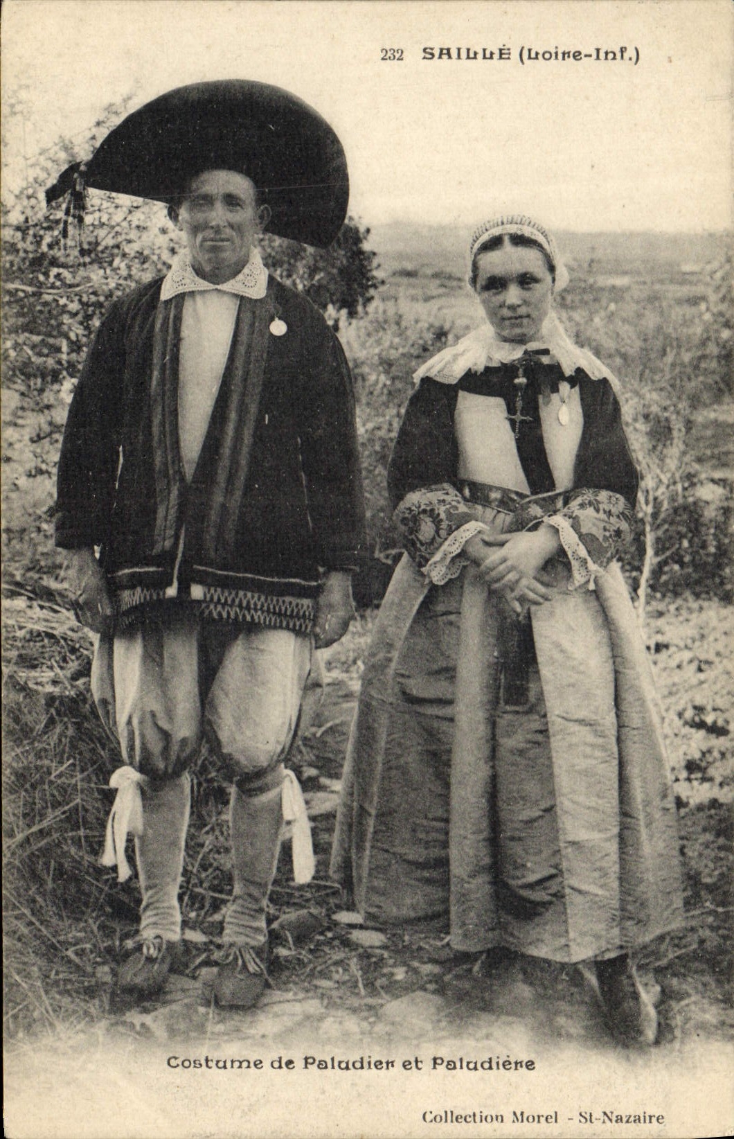 CPA Folklore Marais Salants Saille Costume de paludier et paludiere