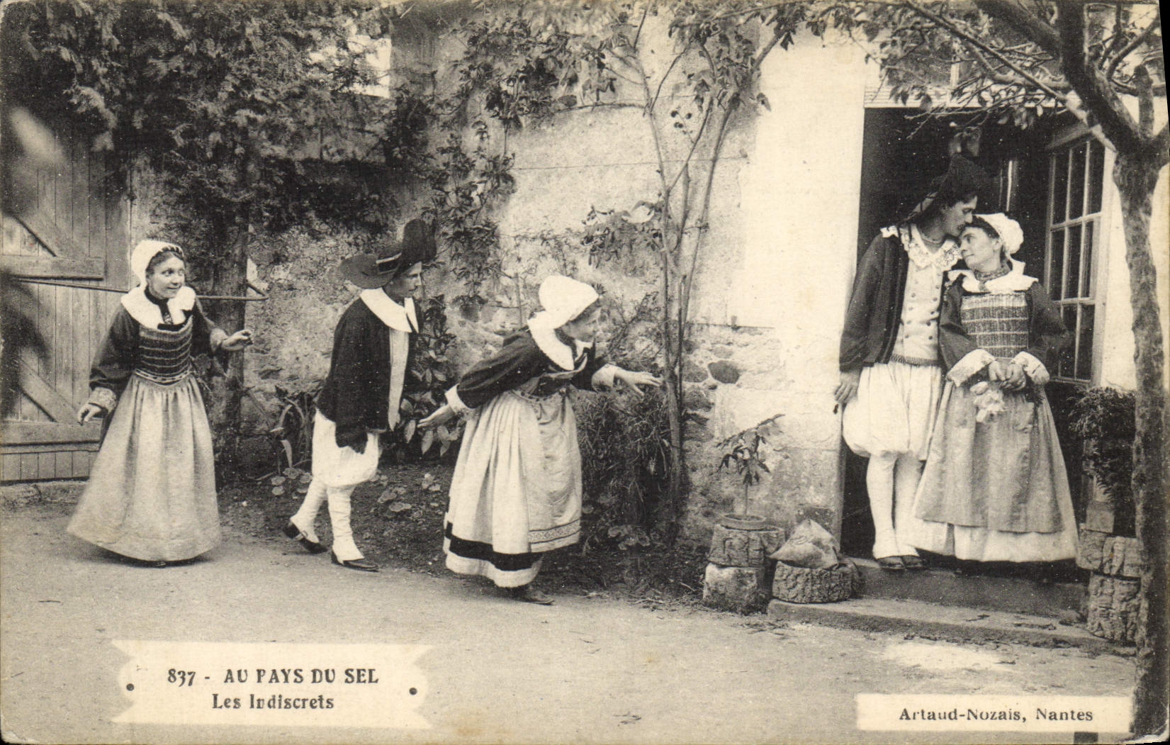 CPA Folklore Marais Salants Au pays du sel Les indiscrets