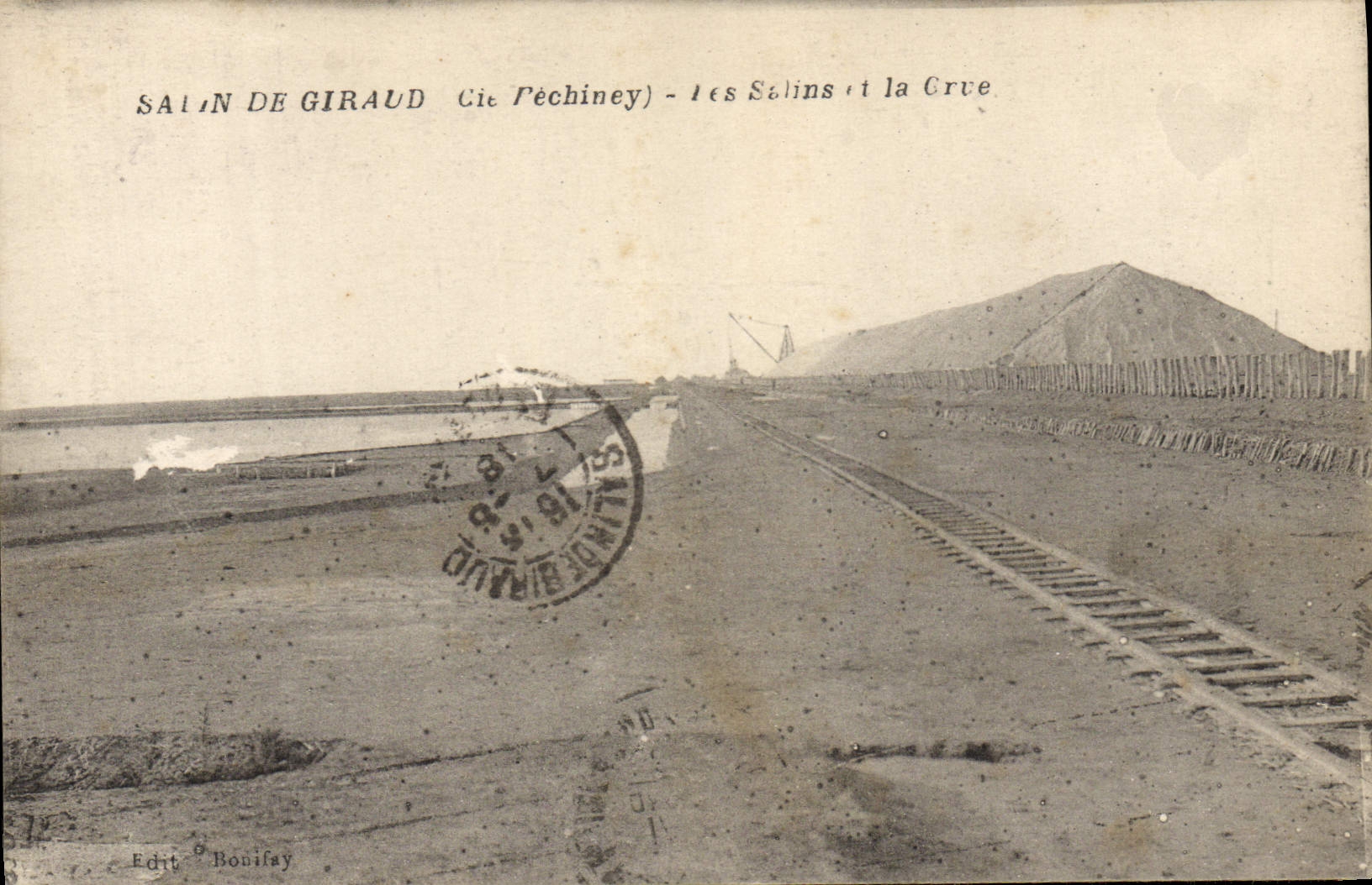 CPA Folklore Marais Salants Salin de Giraud Cie Pechiney Les salins et la Greve