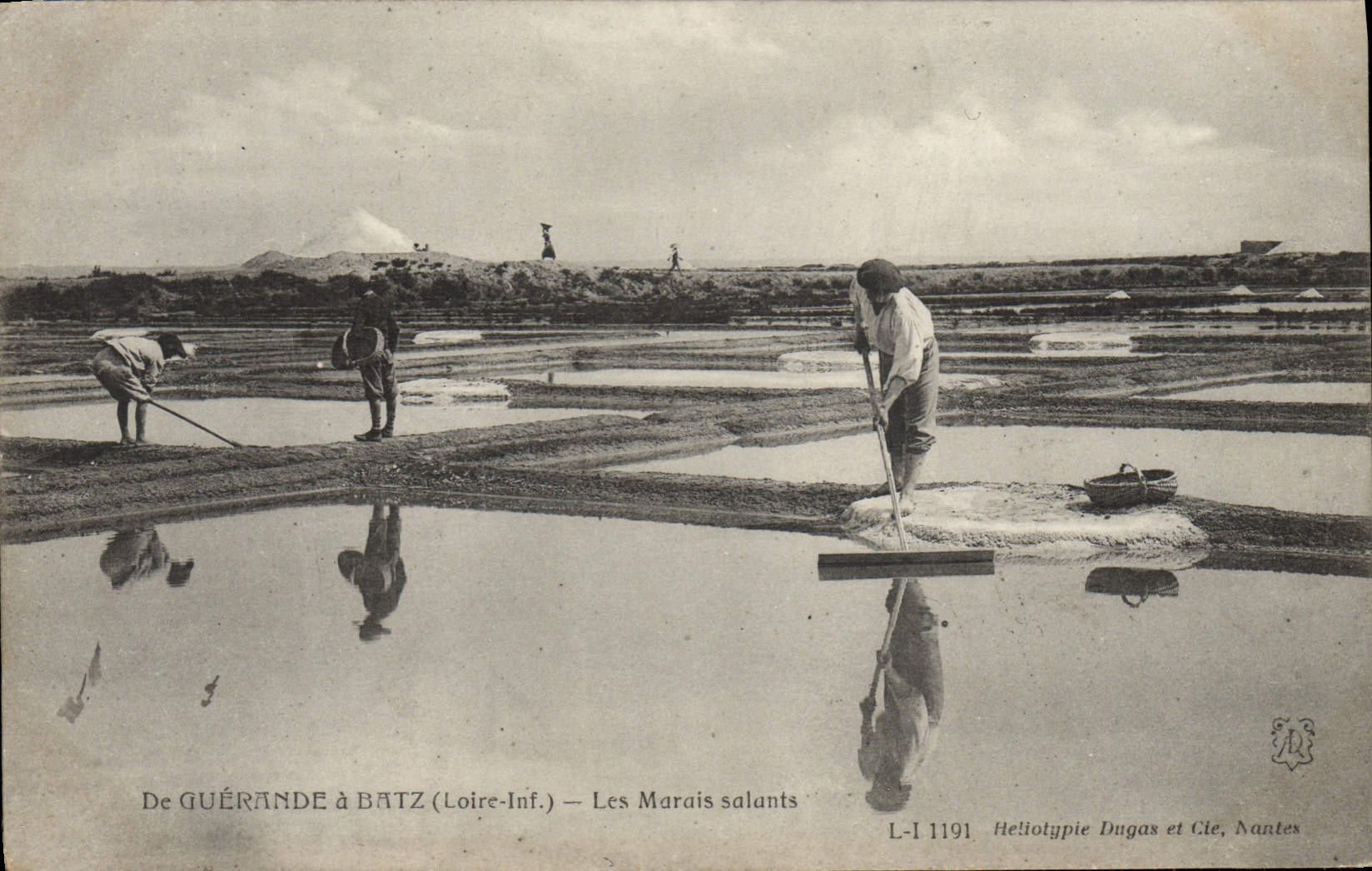 VINTAGE POSTCARD Folklore Salt-water Marshes De Guerande has Batz
