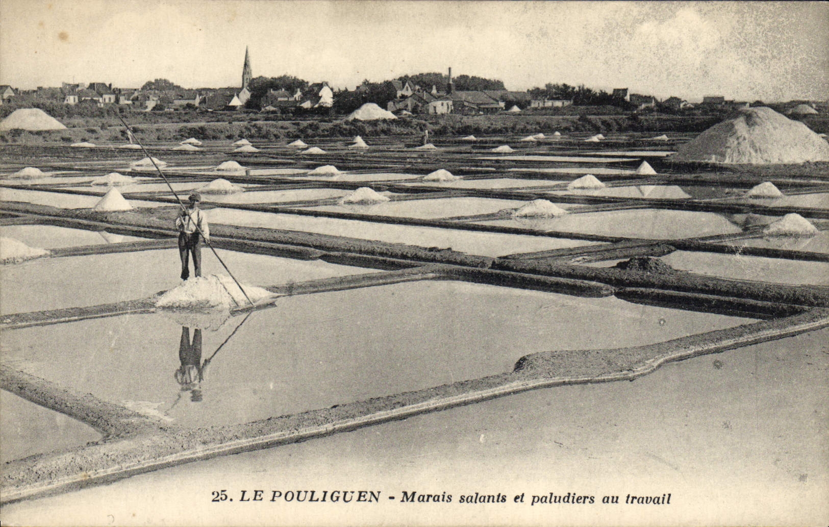 Pantanos y paludiers del agua salada del folklore de la POSTAL de la VENDIMIA con el trabajo Pouliguen