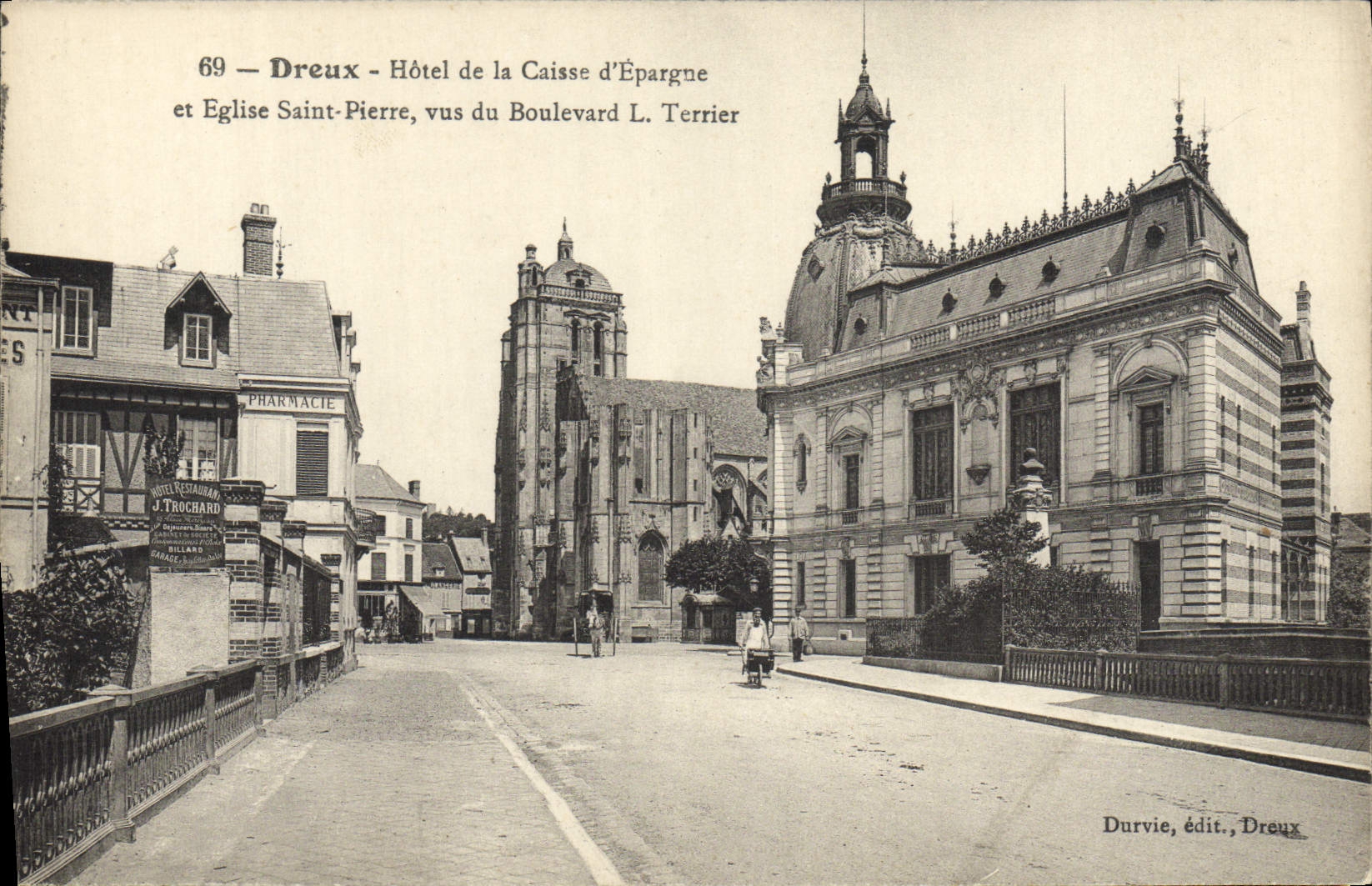 CPA Banque Dreux Hotel de la Caisse d'Epargne et eglise Saint Pierre vus du boulevard L Terrier