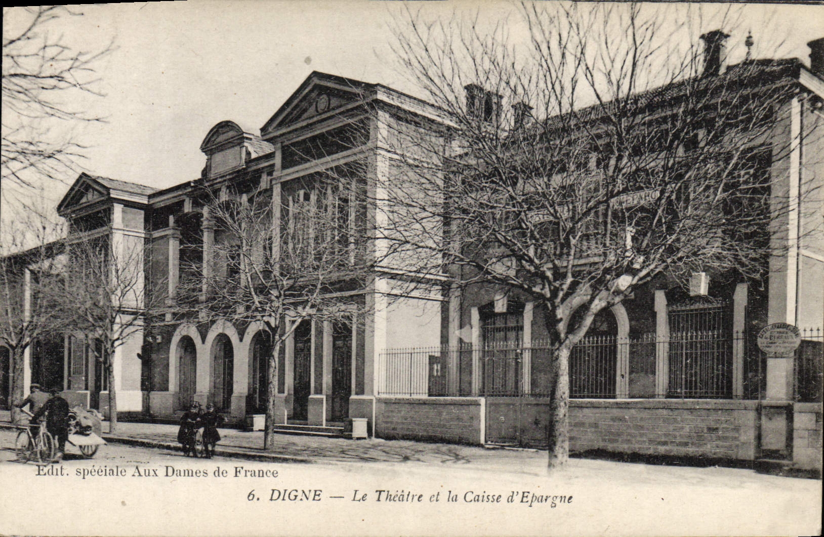 CPA Banque Digne Le theatre et la Caisse d'Epargne