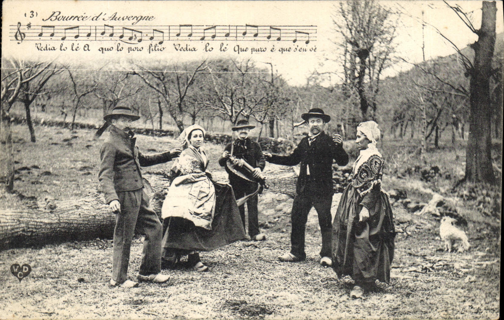 CPA Folklore Auvergne La bourree
