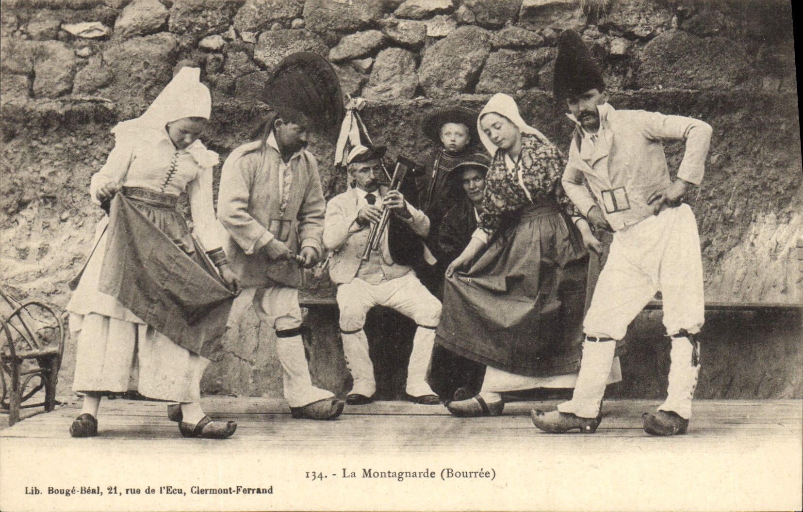 CPA Folklore Auvergne La Montagnarde Bourree