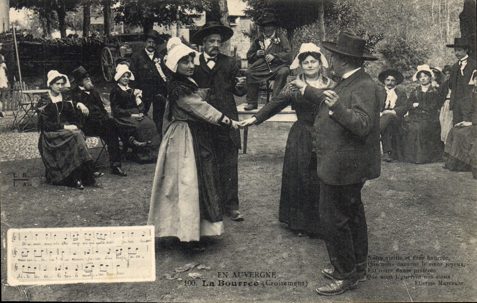 CPA Folklore Auvergne La bourree