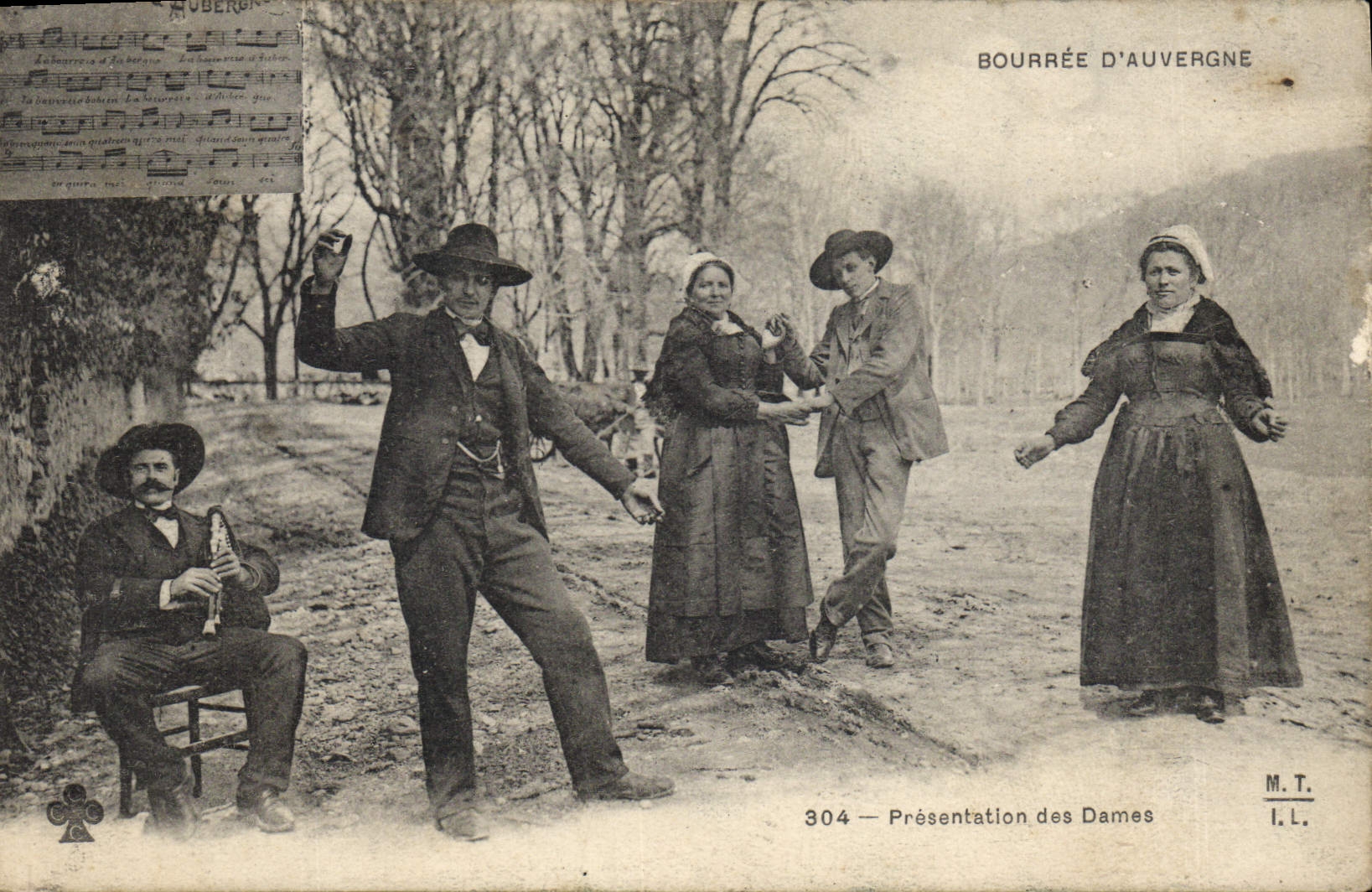 CPA Folklore Auvergne La bourree Presentation des dames