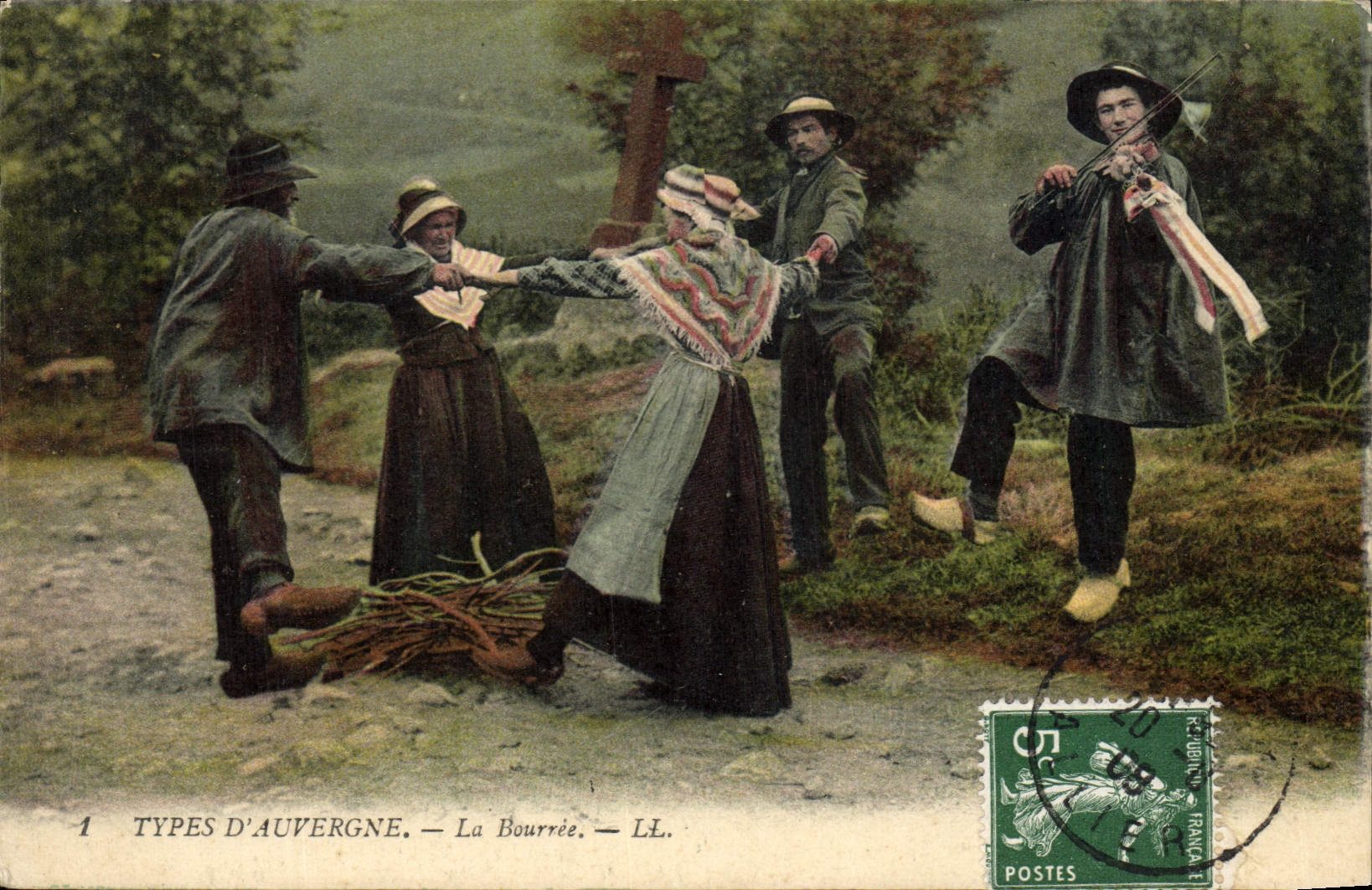 CPA Folklore Auvergne La bourree