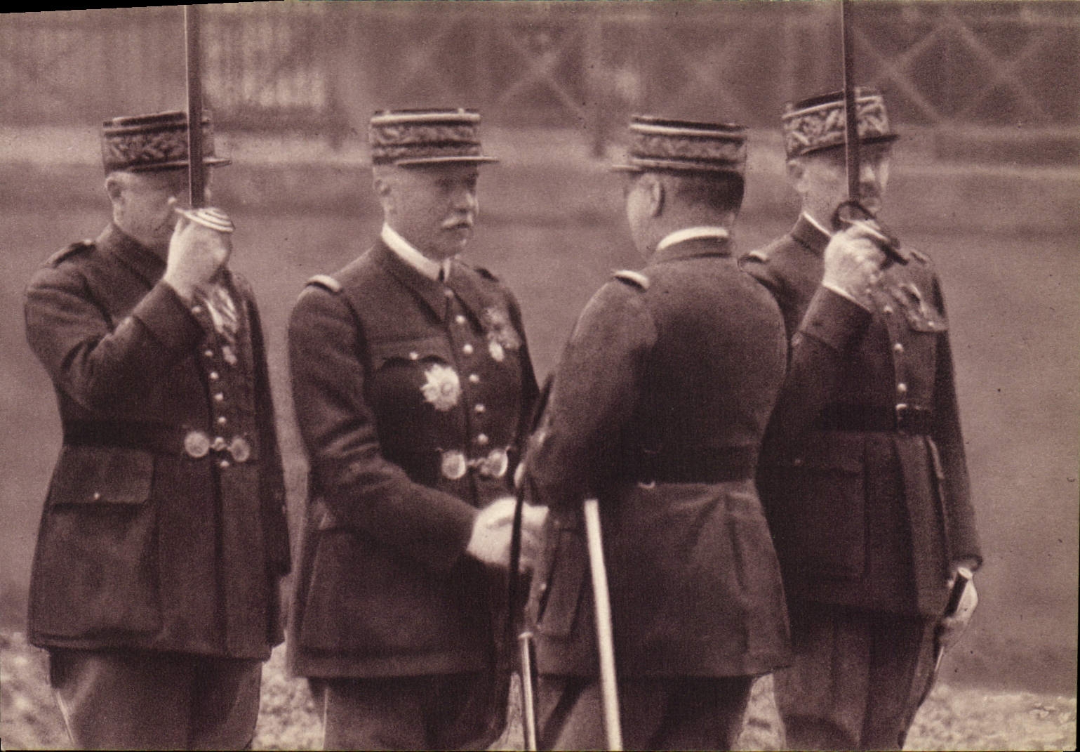 CPA Militaria Medaille Remise de decoration