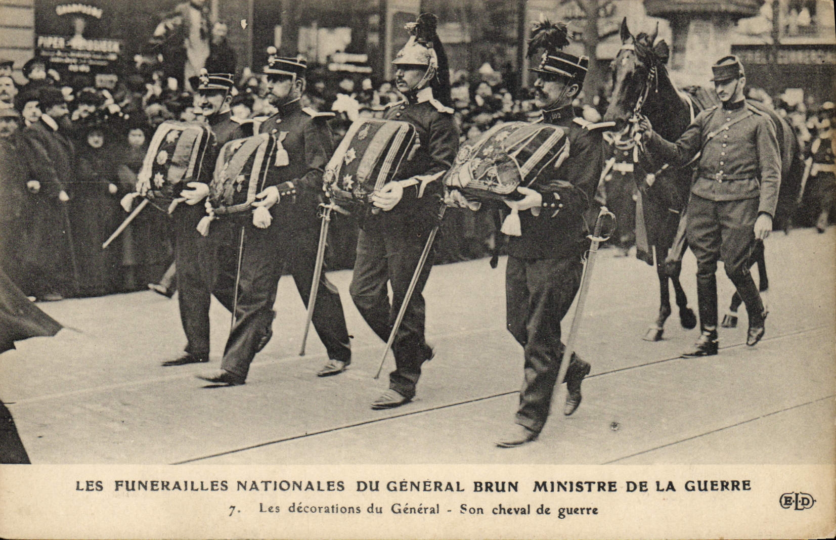 CPA Militaria Medaille Les funerailles nationales du general Brun Ministre de la Guerre Decorations du general Cheval