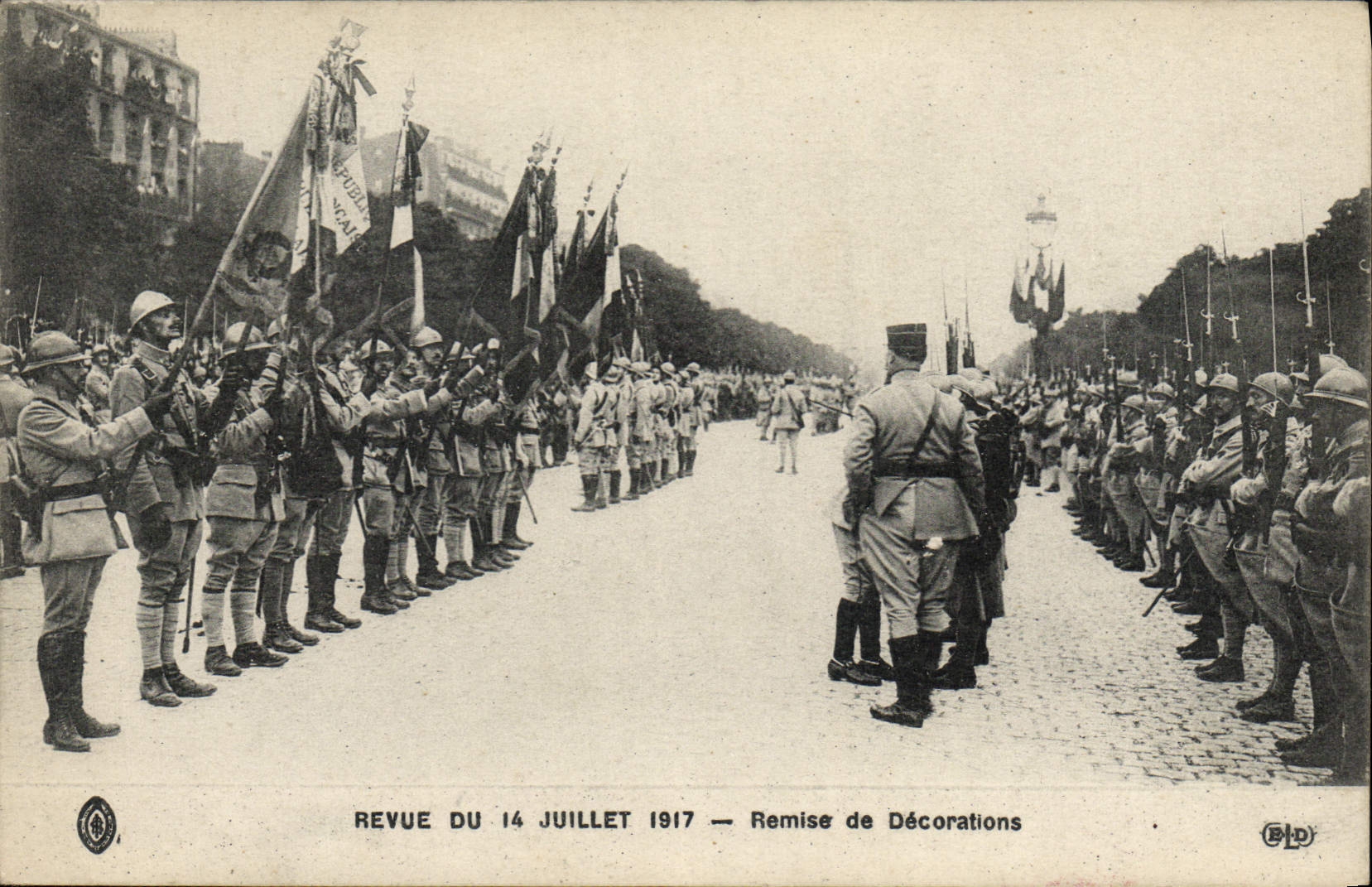 CPA Militaria Medaille Revue du 14 juillet 1917 Remise de decorations