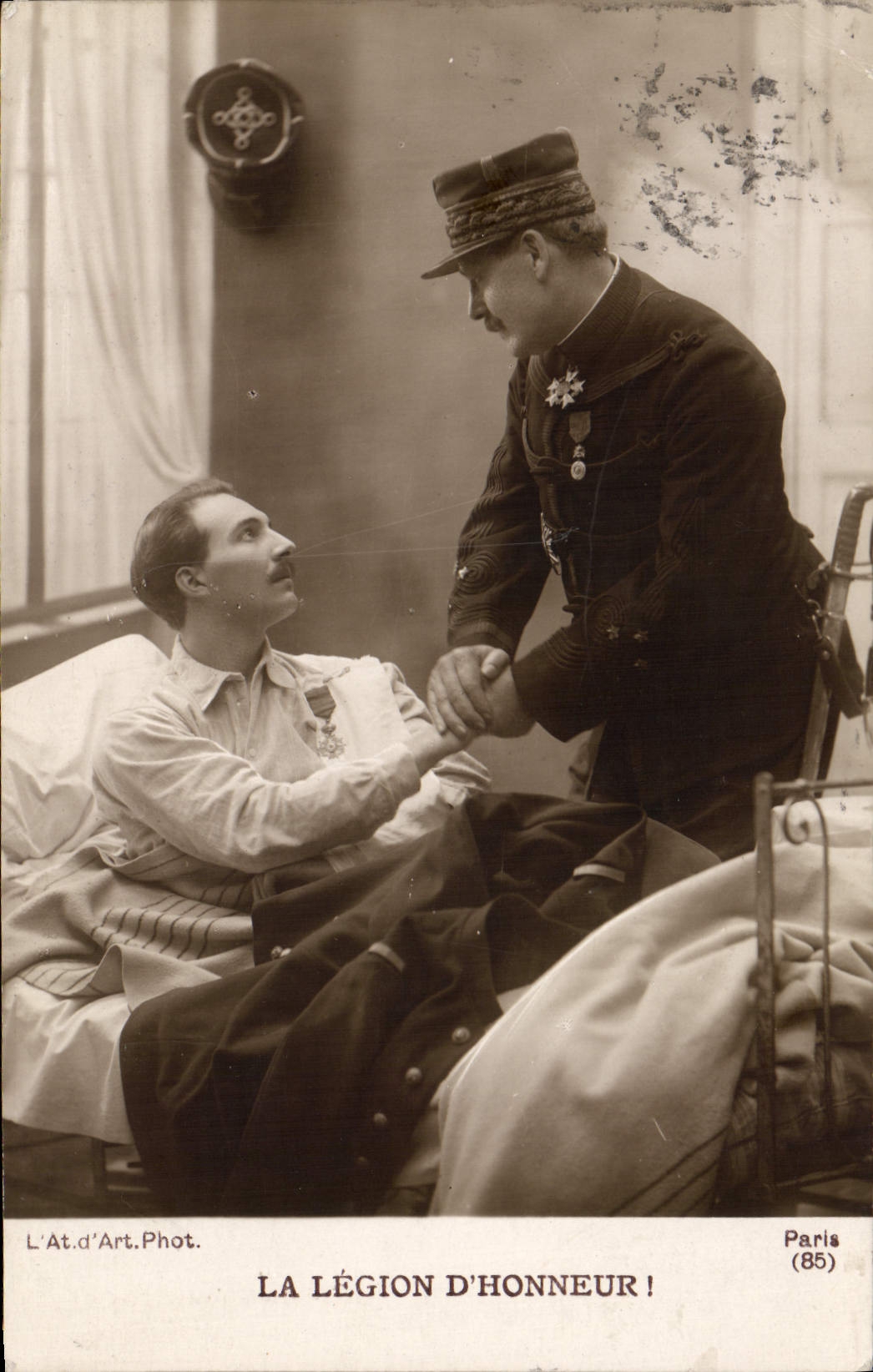 VINTAGE POSTCARD Militaria Medal the legion of honor