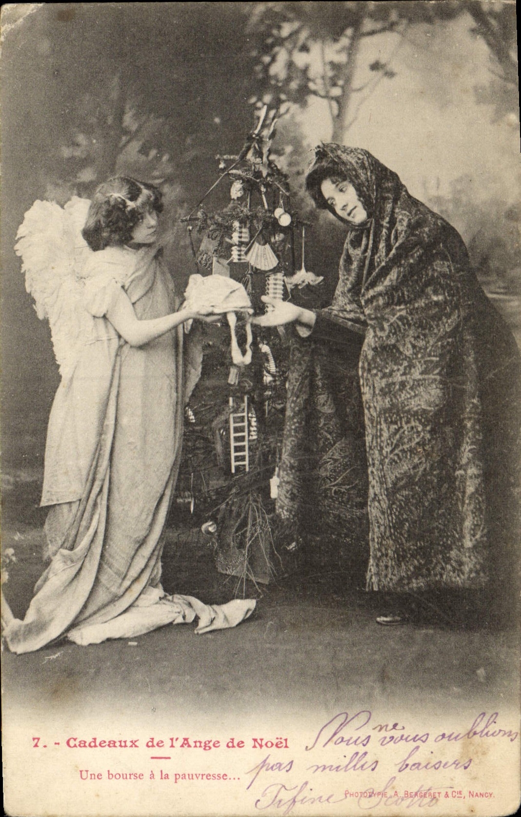 CPA Fantaisie Ange Anges Cadeaux de l'ange de Noel