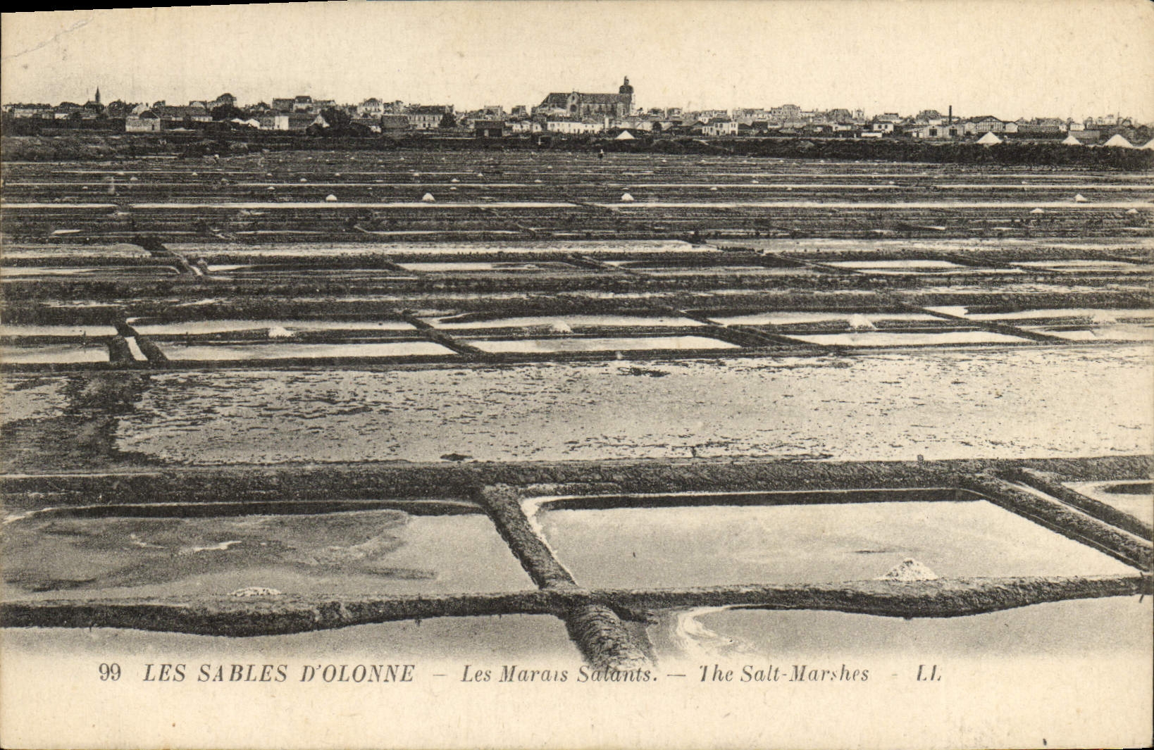 CPA Folklore Marais salants Les Sables d'Olonne