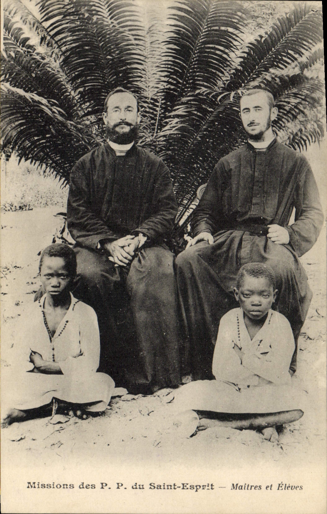 CPA Missions du PP du Saint Esprit Maitres et eleves