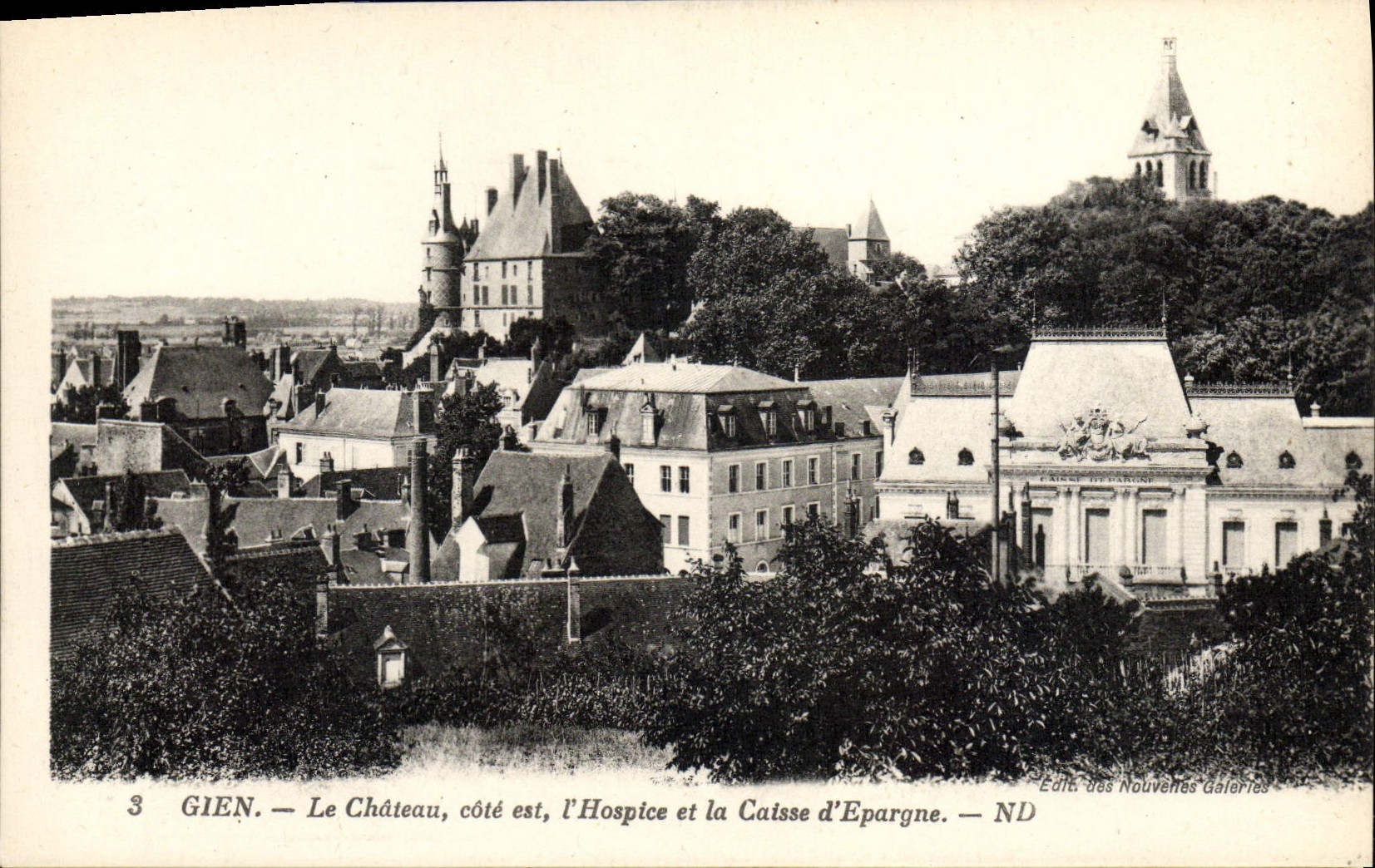 CPA Banque Gien Le chateau cote est L'hospice et la Caisse d'Epargne 