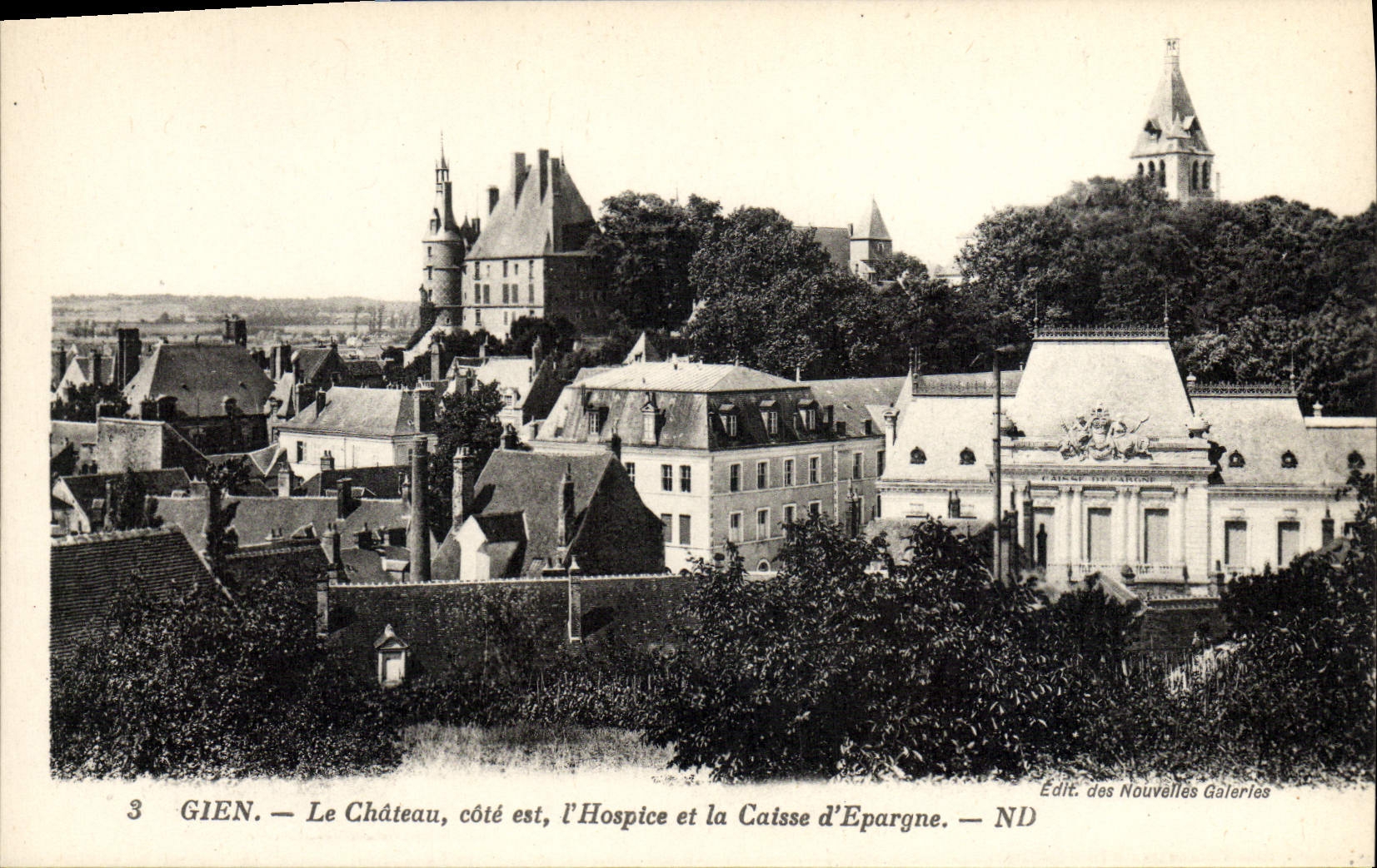 CPA Banque Gien Le chateau cote est L'hospice et la Caisse d'Epargne 