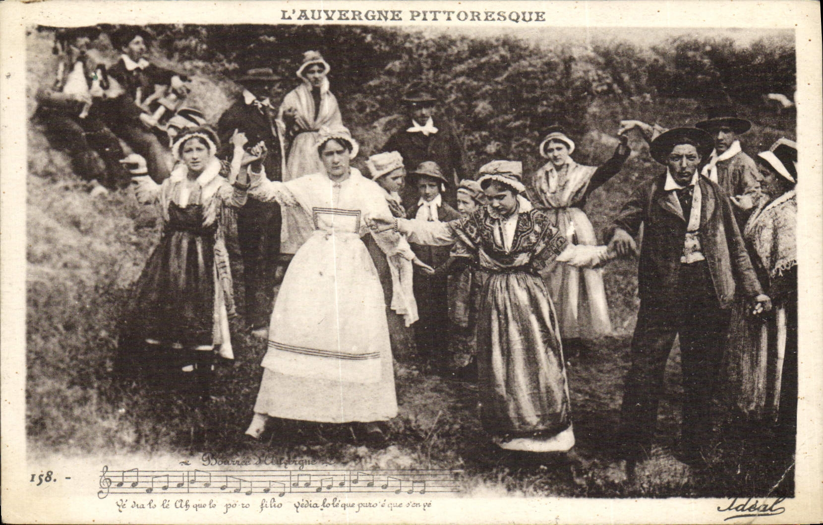 CPA Folklore La Bourree Auvergne 