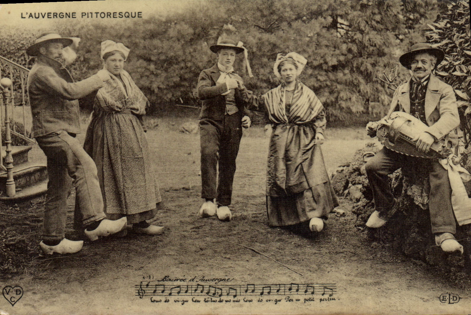 CPA Folklore La Bourree Auvergne 