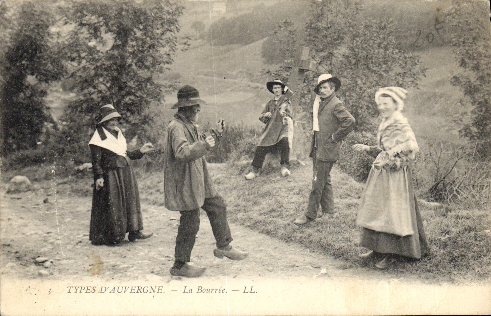 CPA Folklore La Bourree Auvergne 